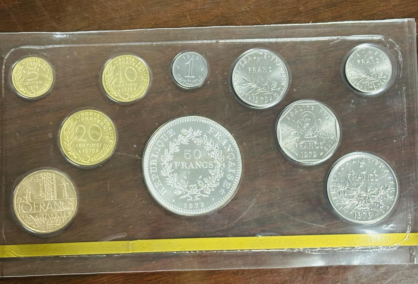 文馨钱币收藏第 299 场，长期接代拍业务 全新法国 1979 年 1 分-50 法郎 10 枚套册，50 法郎大银币 30 克 900 银，收藏一步到位