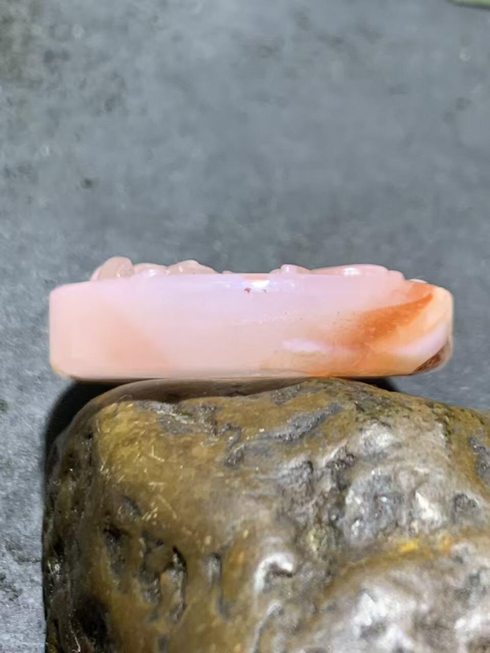 川料红白荔枝冻飘草花纹南红玛瑙雕刻蝶恋花吊坠一个，