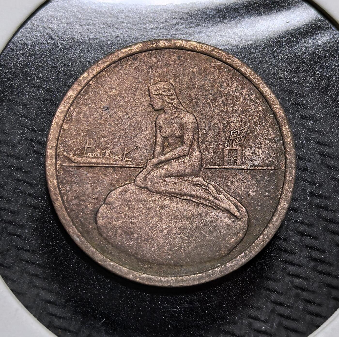 外国优质老铜币纪念币银币专场，周六晚上九点倒数截拍，满百包邮，周日发货,可寄存半年，喜欢朋友微信扫描二维码可直接参拍 丹麦哥本哈根小美人鱼雕像代用币，是 20 世纪哥本哈根公共交通的乘车优惠凭证，见证丹麦城市交通史与地标文化。