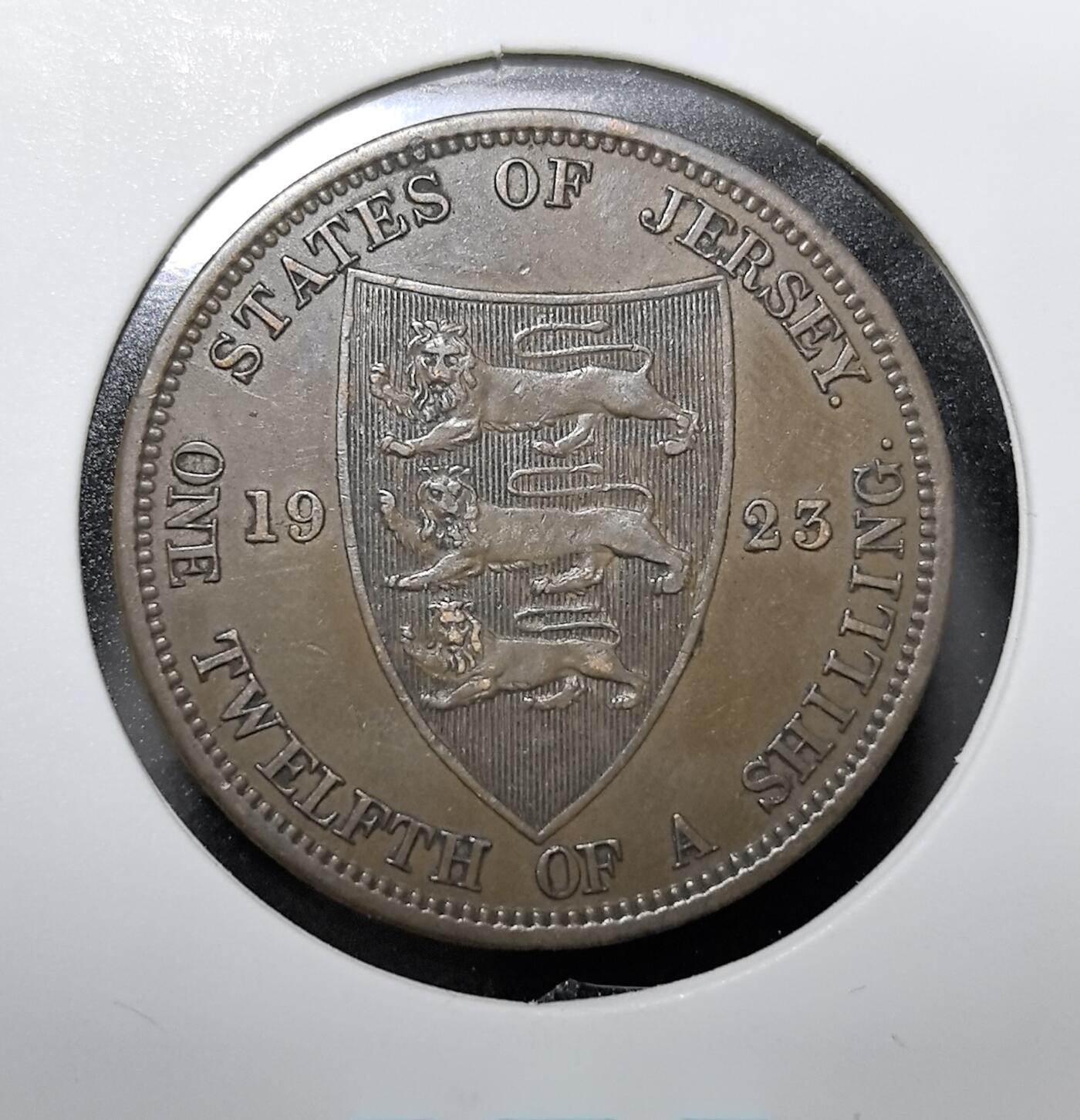 外国优质老铜币纪念币银币专场，周六晚上九点倒数截拍，满百包邮，周日发货,可寄存半年，喜欢朋友微信扫描二维码可直接参拍 英皇属地泽西1923 年 1/12 先令铜币，发行于乔治五世统治时期，泽西作为英国皇家属地，沿用英镑辅币体系发行本土货币。三狮纹章是泽西的传统象征，该币是一战后英国殖民体系稳固、海峡群岛经济恢复的实物遗存，见证了英帝国巅峰时期的地方货币制度。