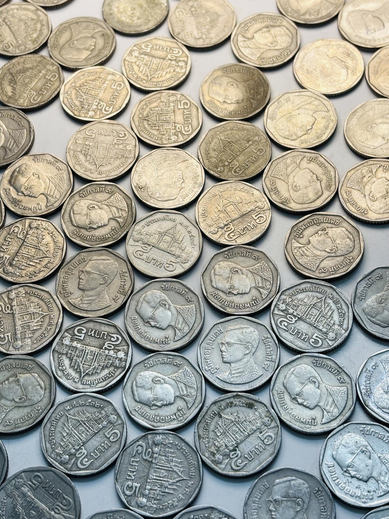 文馨钱币收藏第 299 场，长期接代拍业务 好品带光，原光，流通好品泰国老版 5 泰铢 100 枚，折合人民币 106 元