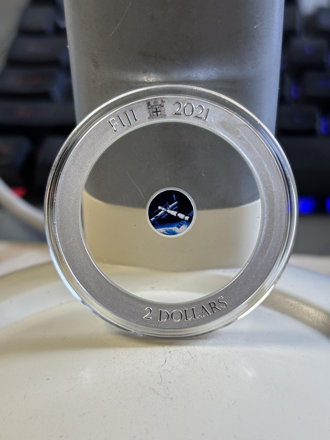 第197期拍卖 斐济2021年镶透明亚克力宇宙空间站银币，999银+亚克力，14+4克，发行999枚