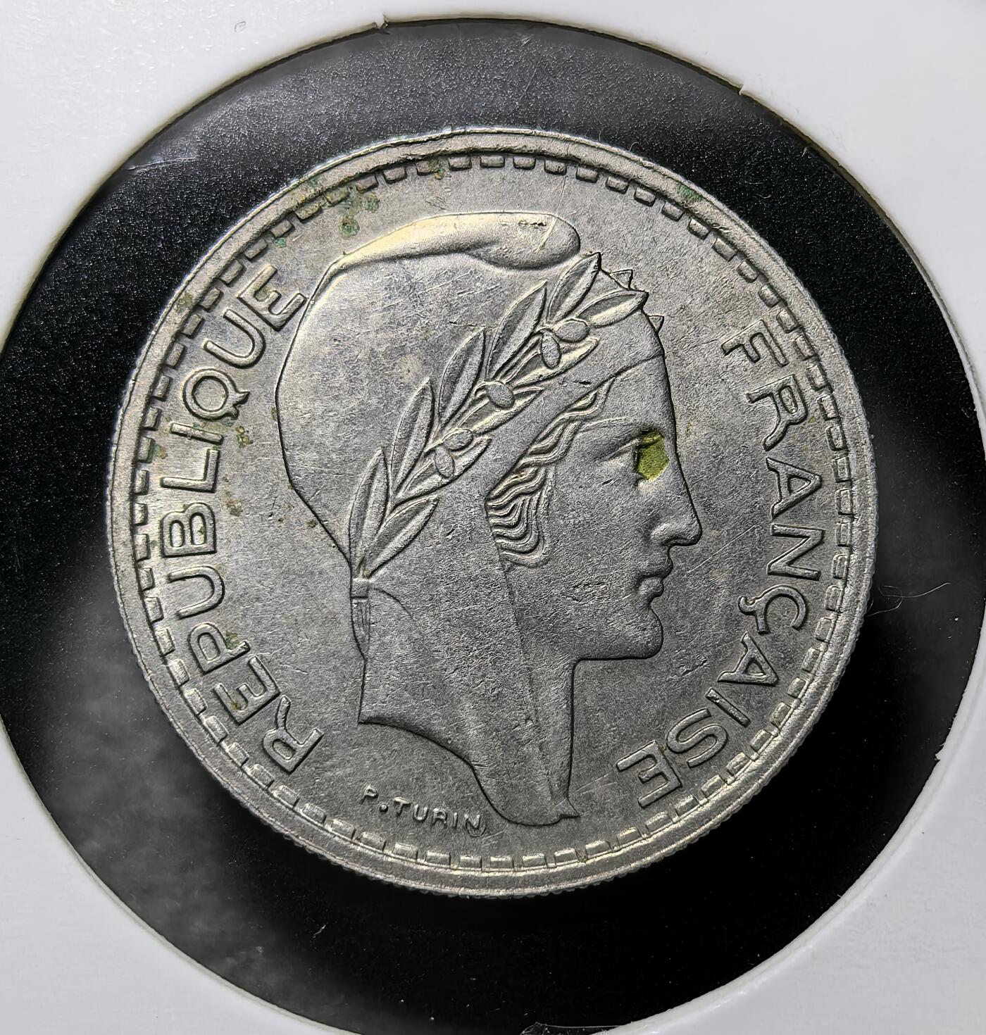 外国优质老铜币纪念币银币专场，周六晚上九点倒数截拍，满百包邮，周日发货,可寄存半年，喜欢朋友微信扫描二维码可直接参拍 法国1949年10法郎，正面采用了著名的玛丽安娜自由女神头像。背面经典的 “自由、平等、博爱字样是法国大革命精神的核心体现。该币发行于二战结束后不久，不仅是当时的核心流通辅币，更象征着法国在维希政权垮台后，自由法国运动的胜利与国家货币体系的重建