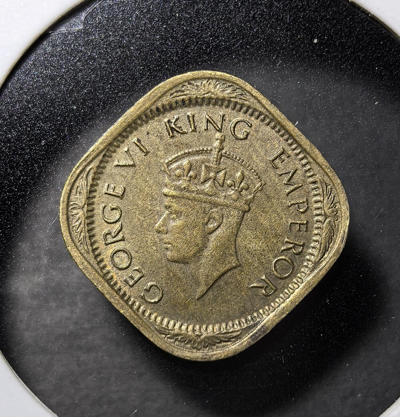 外国优质老铜币纪念币银币专场，周六晚上九点倒数截拍，满百包邮，周日发货,可寄存半年，喜欢朋友微信扫描二维码可直接参拍 英属印度乔治六世1944 年 1/2 安娜铜币，采用独特菱形设计，正面为乔治六世国王像，背面以英、印地、乌尔都等多语种标注面值，发行于二战期间，是英属印度殖民货币体系的核心辅币，承载英国殖民印度与一战战时经济历史。