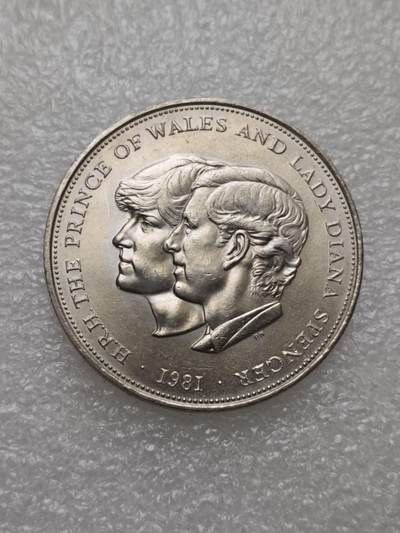 瓶子🏺第236期拍卖会 -  英国皇家铸币局为纪念1981年7月29日查尔斯王子（现任英国国王）与戴安娜·斯宾塞的世纪婚礼发行的纪念币，面值为25便士（1克朗），是英国最具知名度的现代纪念币之一