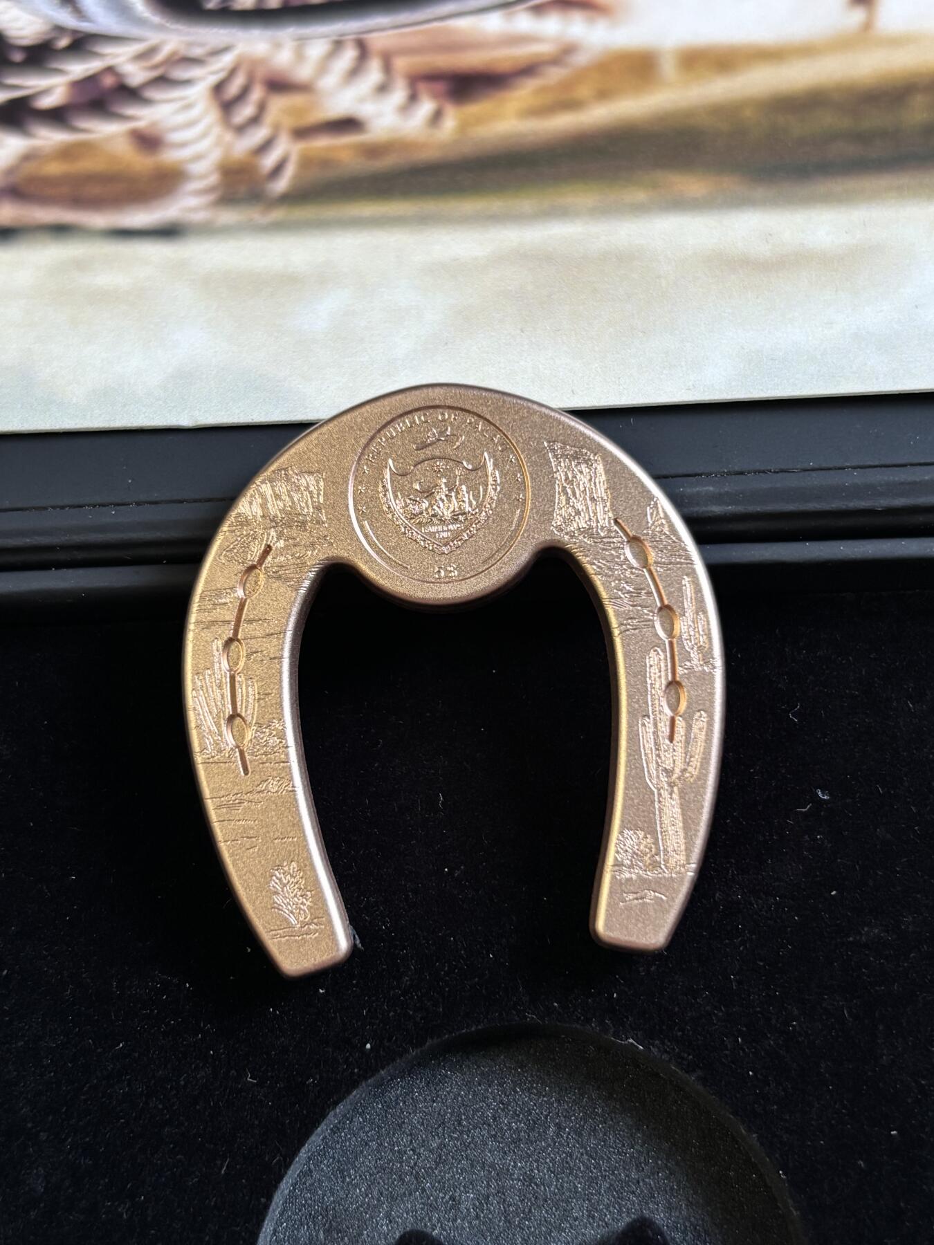 第197期拍卖 帕劳2022年幸运钱币系列马蹄铁异形1盎司镀金银币，999银镀玫瑰金，发行999枚