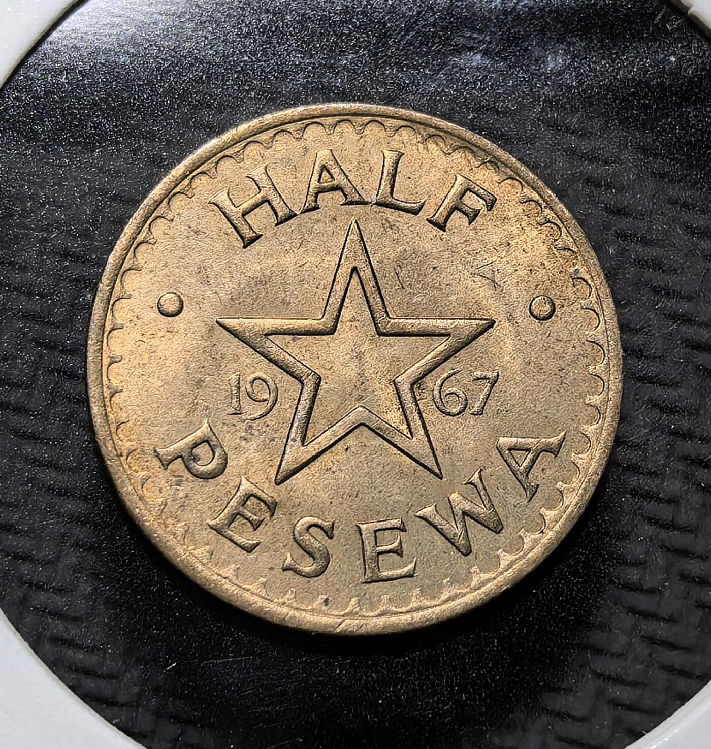 外国优质老铜币纪念币银币专场，周六晚上九点倒数截拍，满百包邮，周日发货,可寄存半年，喜欢朋友微信扫描二维码可直接参拍 加纳1967年非洲传统鼓 1/2 比塞瓦铜币，正面为非洲传统鼓与国训 “自由与正义”，背面铸五角星与面值，是加纳独立后流通辅币，承载西非本土文化与民族独立精神。