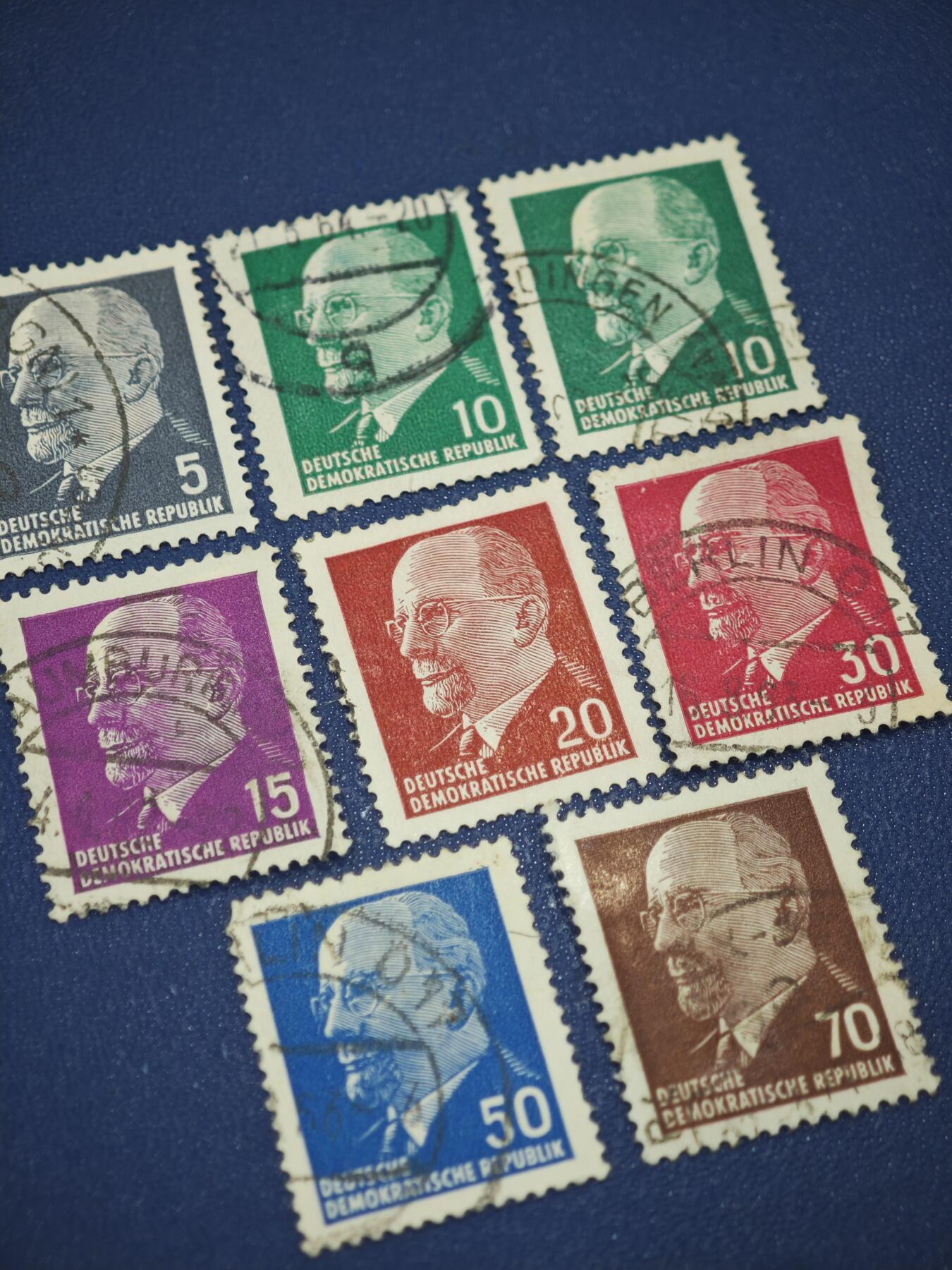 橙子收藏第八期(社会主义国家邮票专场) 东德1961-1963年 乌布利希普通邮票  这8枚邮票均出自德意志民主共和国（东德）在1961年至1963年期间发行的普通邮票（Dienstmarken/Marken der Allgemeinen Ausgabe），主图案为时任德国统一社会党（SED）总书记、德国总统瓦尔特·乌布利希（Walter Ulbricht）。    