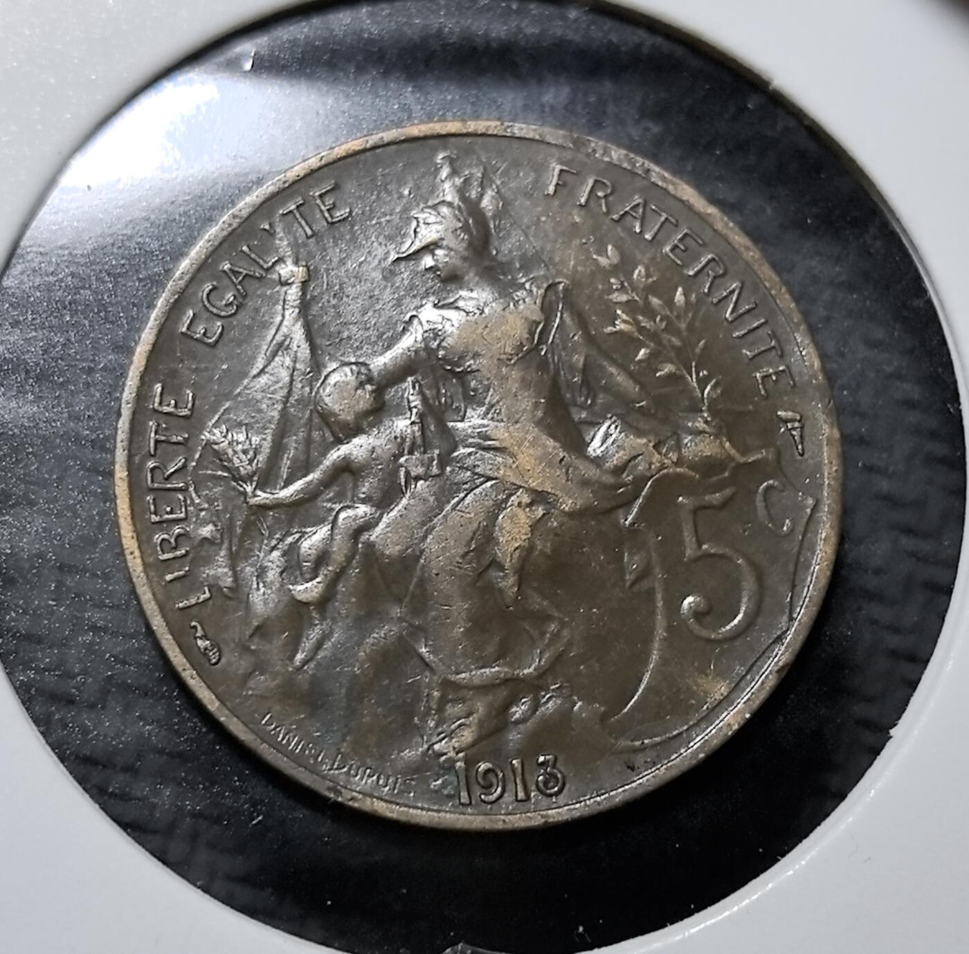 外国优质老铜币纪念币银币专场，周六晚上九点倒数截拍，满百包邮，周日发货,可寄存半年，喜欢朋友微信扫描二维码可直接参拍 法国1913年5 生丁铜币，正面为玛丽安娜女神像（法国国家象征），环绕法语国训 “LIBERTE EGALITE FRATERNITE”（自由、平等、博爱）。