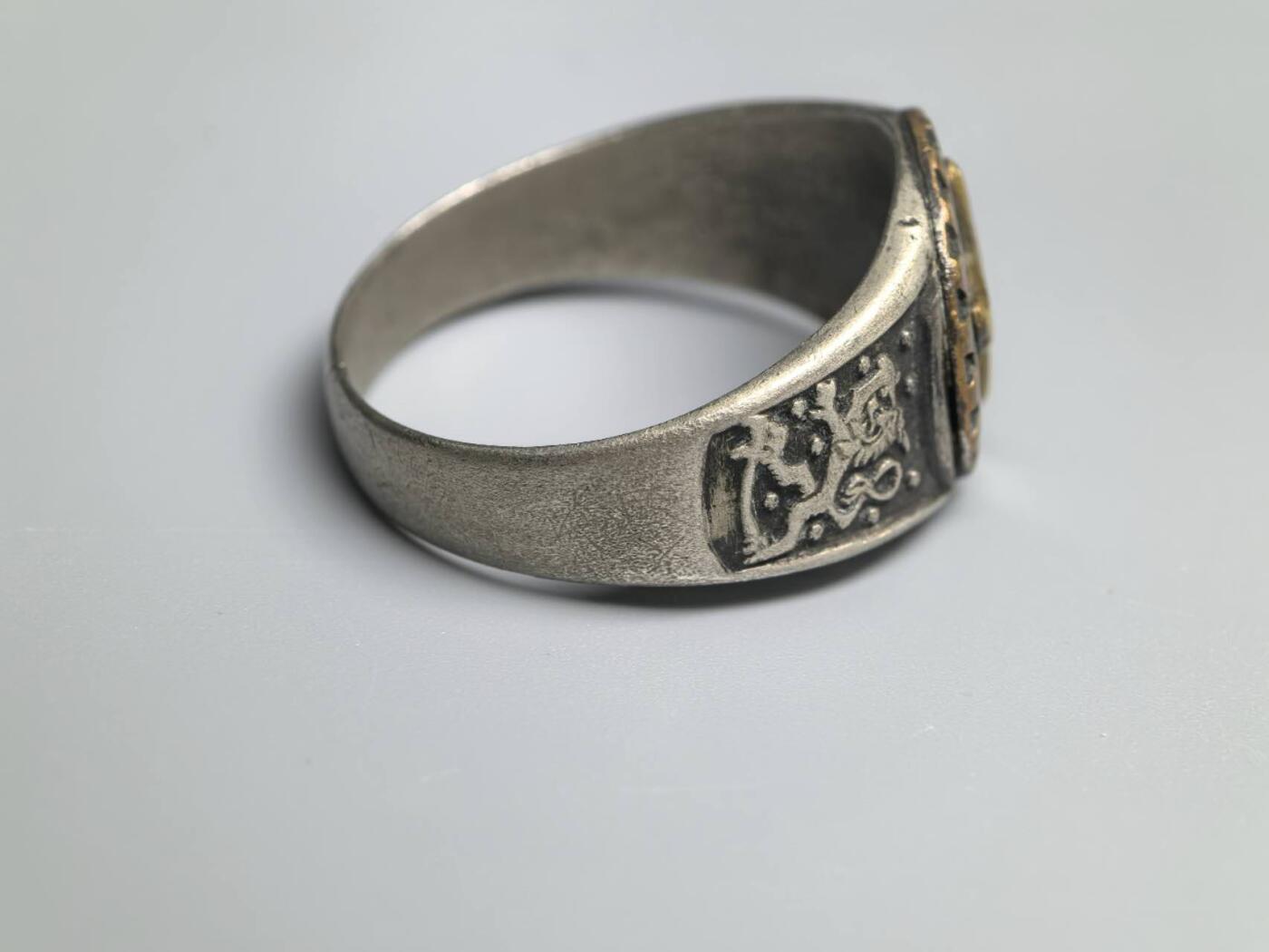 小驴勋章奖章收藏4月11日周六晚六点拍卖（珍爱和平，收藏战争，铭记历史，勿忘国耻，忠党爱国。有偿代拍，送拍规则在简介最后，参拍须阅读规则后再参拍，关系到运费包装发货时效真假辨别等关键信息，拍卖时不再发原图，看大图店主微信码在拍卖店铺介绍里） 芬兰空军纪念戒指 银制珐琅 中心铜制 银标齐全 港码25号