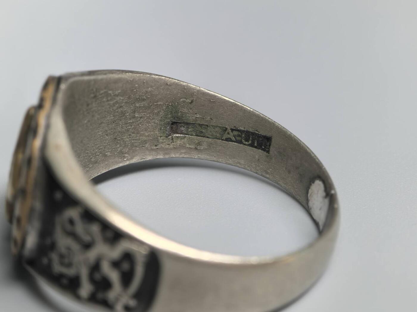 小驴勋章奖章收藏4月11日周六晚六点拍卖（珍爱和平，收藏战争，铭记历史，勿忘国耻，忠党爱国。有偿代拍，送拍规则在简介最后，参拍须阅读规则后再参拍，关系到运费包装发货时效真假辨别等关键信息，拍卖时不再发原图，看大图店主微信码在拍卖店铺介绍里） 芬兰空军纪念戒指 银制珐琅 中心铜制 银标齐全 港码25号