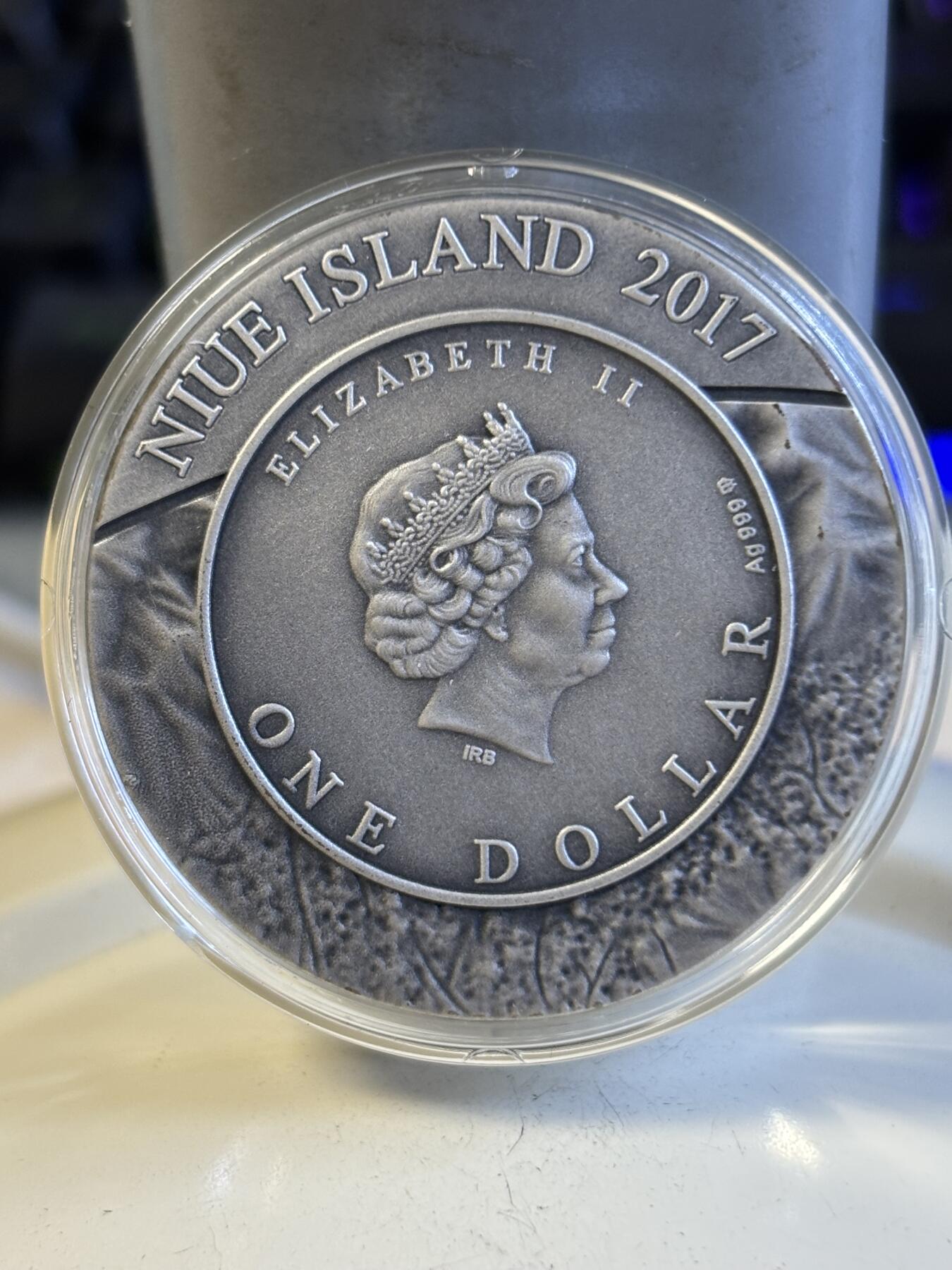 第197期拍卖 纽埃2017年陨石坑系列4镶嵌戈斯峭壁陨石仿古银币，999银，发行666枚