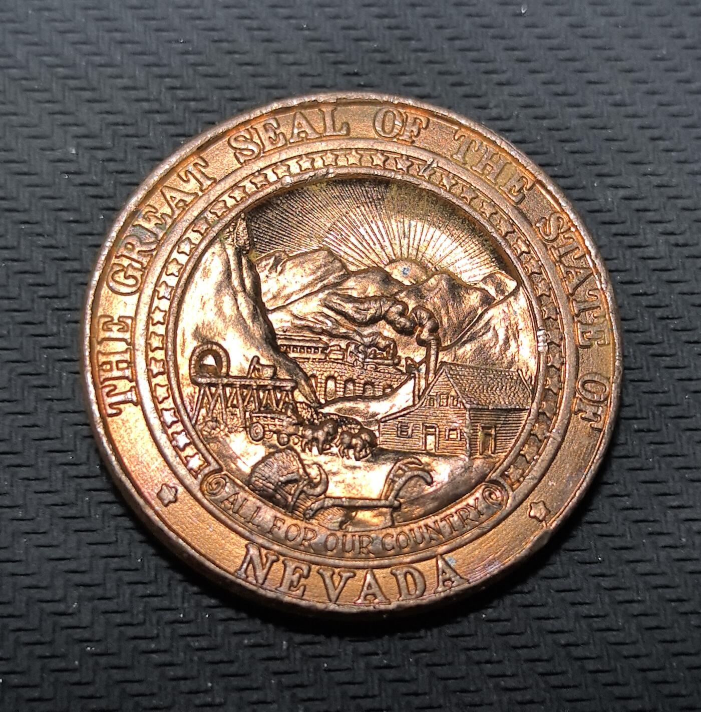外国优质老铜币纪念币银币专场，周六晚上九点倒数截拍，满百包邮，周日发货,可寄存半年，喜欢朋友微信扫描二维码可直接参拍 庆祝内华达州赌博合法化 50 周年纪念章。1931 年正值美国大萧条时期，内华达州经济陷入困境，通过立法开放博彩业以刺激经济，这一举措直接催生了拉斯维加斯和雷诺等城市的繁荣，最终使其成为世界闻名的娱乐博彩中心。币面上的荷官形象生动还原了当时的博彩场景，背面的州徽则象征了州政府的权威与历史地位。