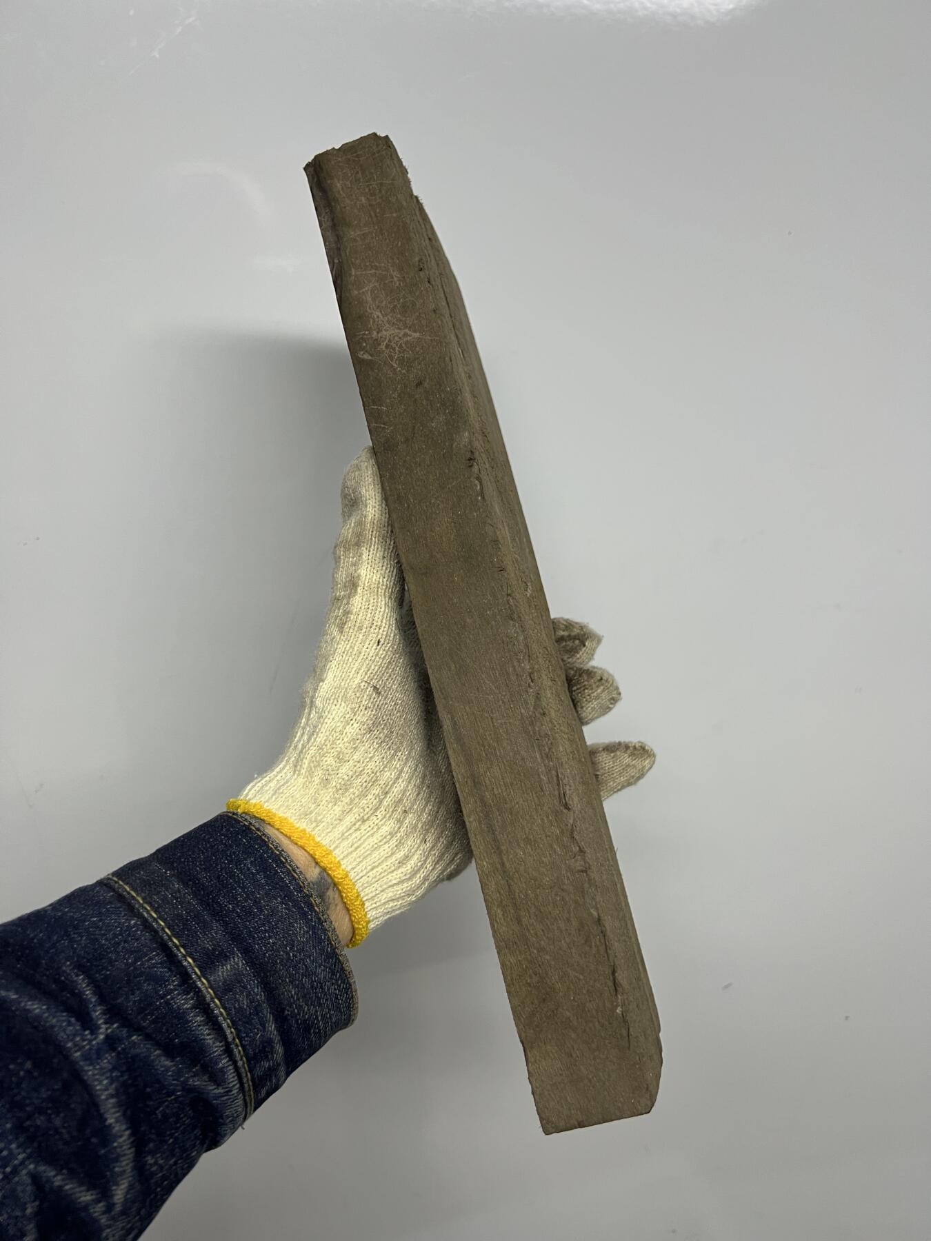 零元拍：NO.2-2金丝楠阴沉料，无需打磨就已经金光闪闪。满金丝药香，尺寸约：33.6/9.8/3.3CM。