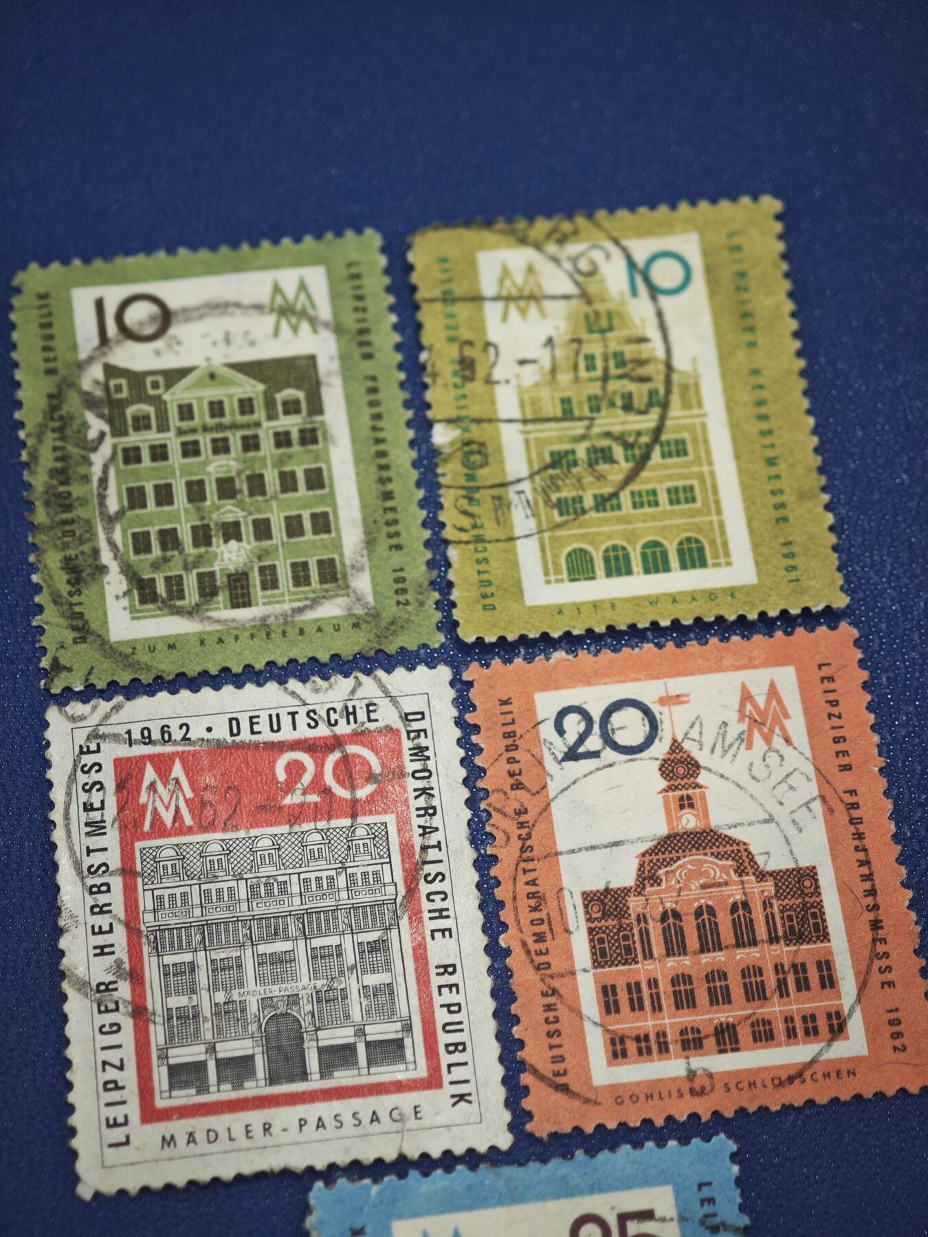 橙子收藏第八期(社会主义国家邮票专场) 东德莱比锡博览会纪念邮票 5枚邮票是德意志民主共和国（东德）在1961-1962年间，为纪念莱比锡博览会（Leipziger Messe）发行的系列邮票，主题聚焦莱比锡的历史建筑，是东德对外经贸与文化宣传的典型邮品。