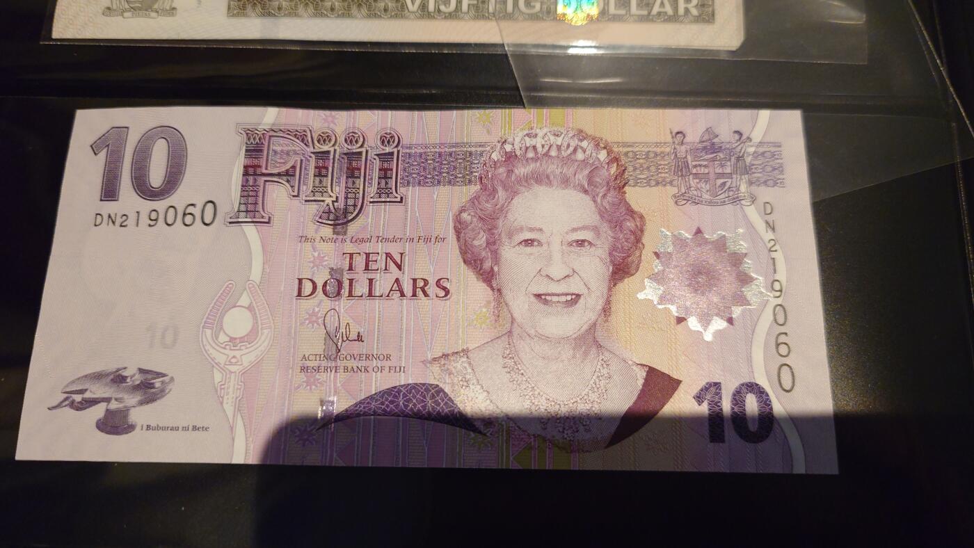 世界钱币～微拍第245期暨2026年第26期  新货卖剩品种部分上架提供选购 2007年斐济10元 女王 全新绝品无47尾号060