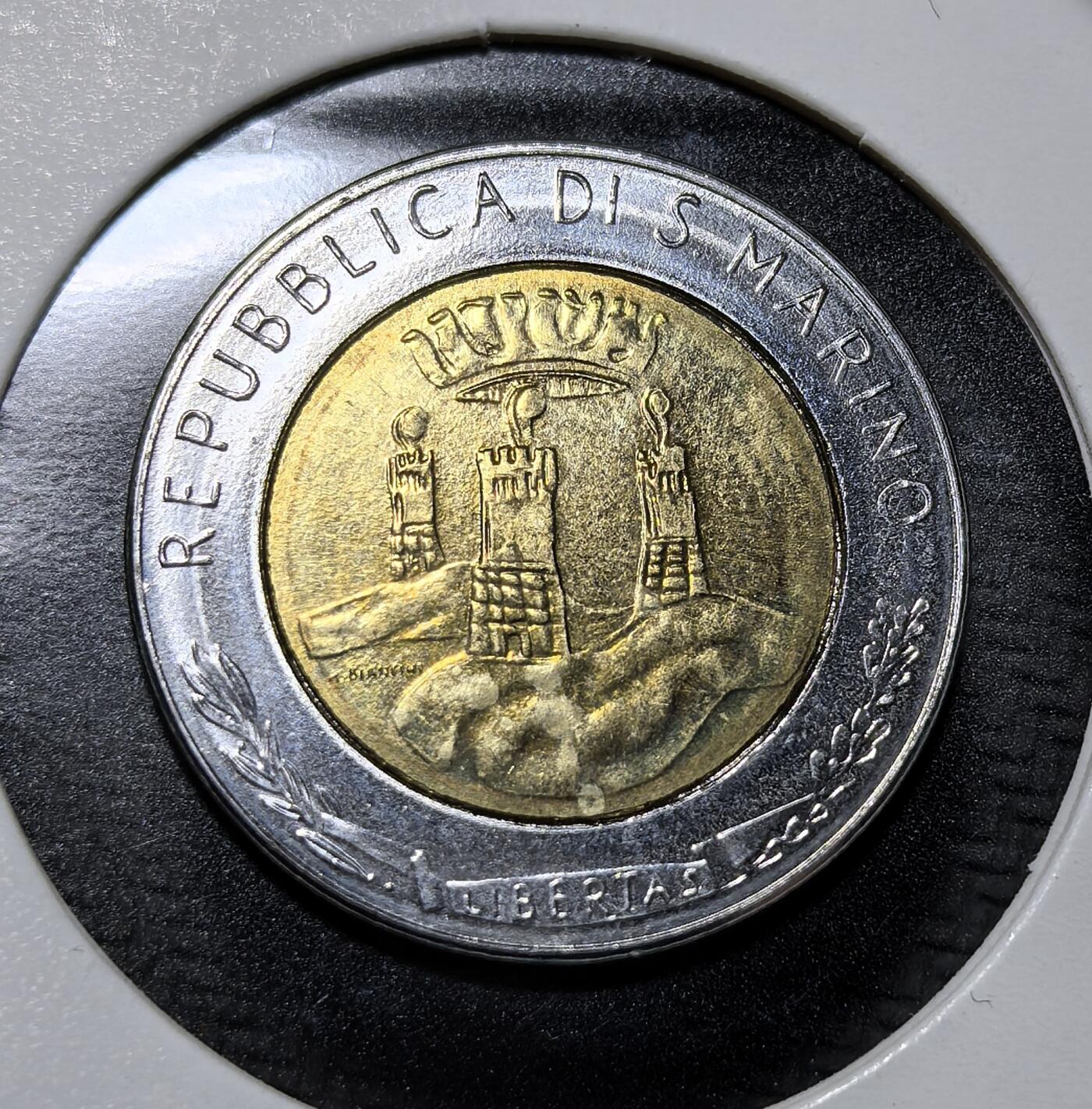 外国优质老铜币纪念币银币专场，周六晚上九点倒数截拍，满百包邮，周日发货,可寄存半年，喜欢朋友微信扫描二维码可直接参拍 圣马力诺 1982 年500 里拉 FAO 双色纪念币。正面为圣马力诺三塔国徽，背面以农耕场景致敬联合国粮农组织，是微型国家纪念币，见证全球反饥饿运动与欧洲钱币文化。