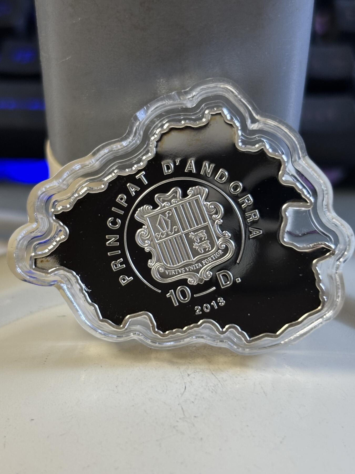 第197期拍卖 安道尔2013年自然宝藏系列红尾松鼠地图彩银币，1盎司999银，发行量3000枚，盒子脱皮，银价584