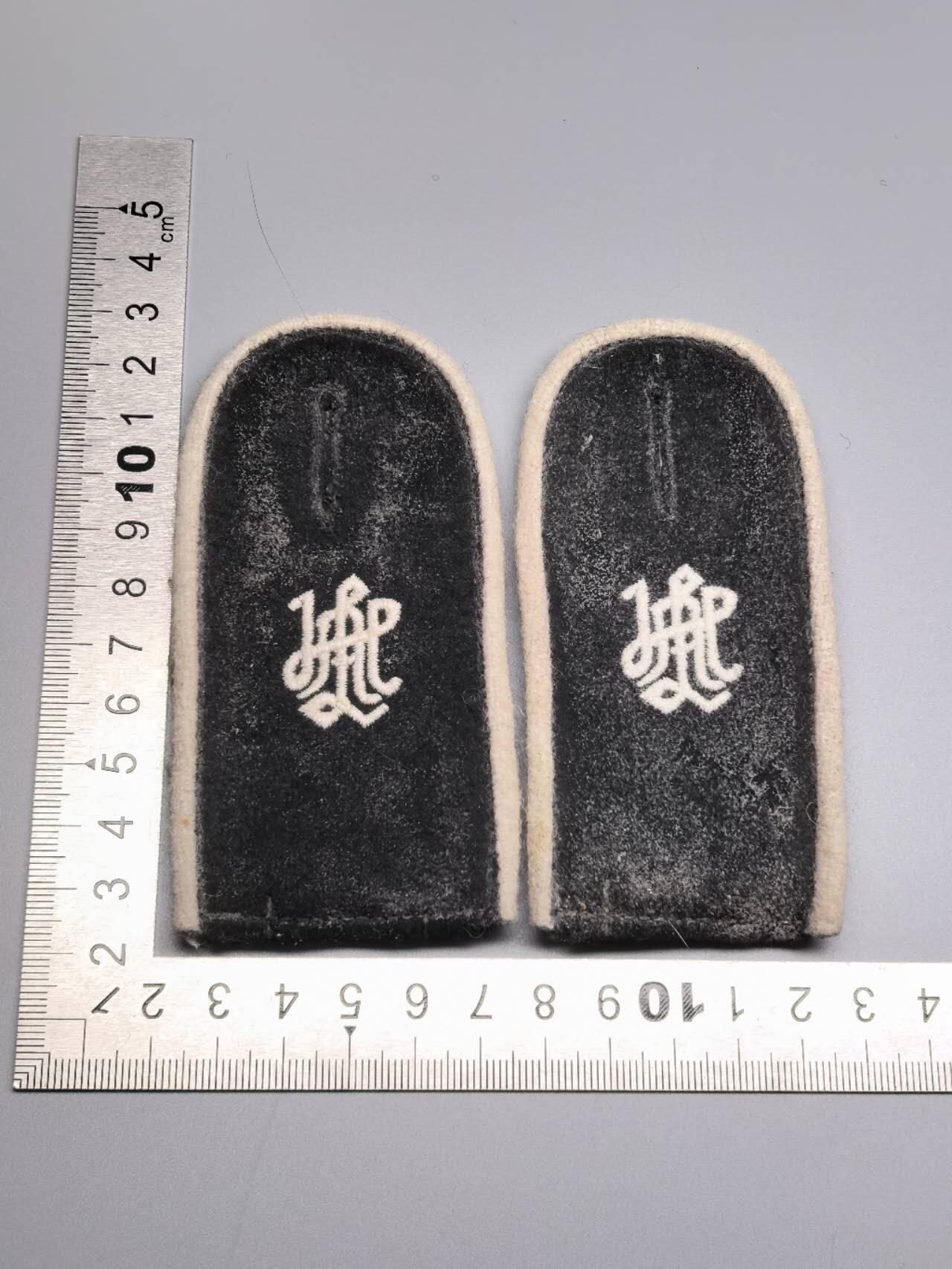 小驴勋章奖章收藏4月11日周六晚六点拍卖（珍爱和平，收藏战争，铭记历史，勿忘国耻，忠党爱国。有偿代拍，送拍规则在简介最后，参拍须阅读规则后再参拍，关系到运费包装发货时效真假辨别等关键信息，拍卖时不再发原图，看大图店主微信码在拍卖店铺介绍里） 现代工艺品 SSAH旗队肩章 非原品