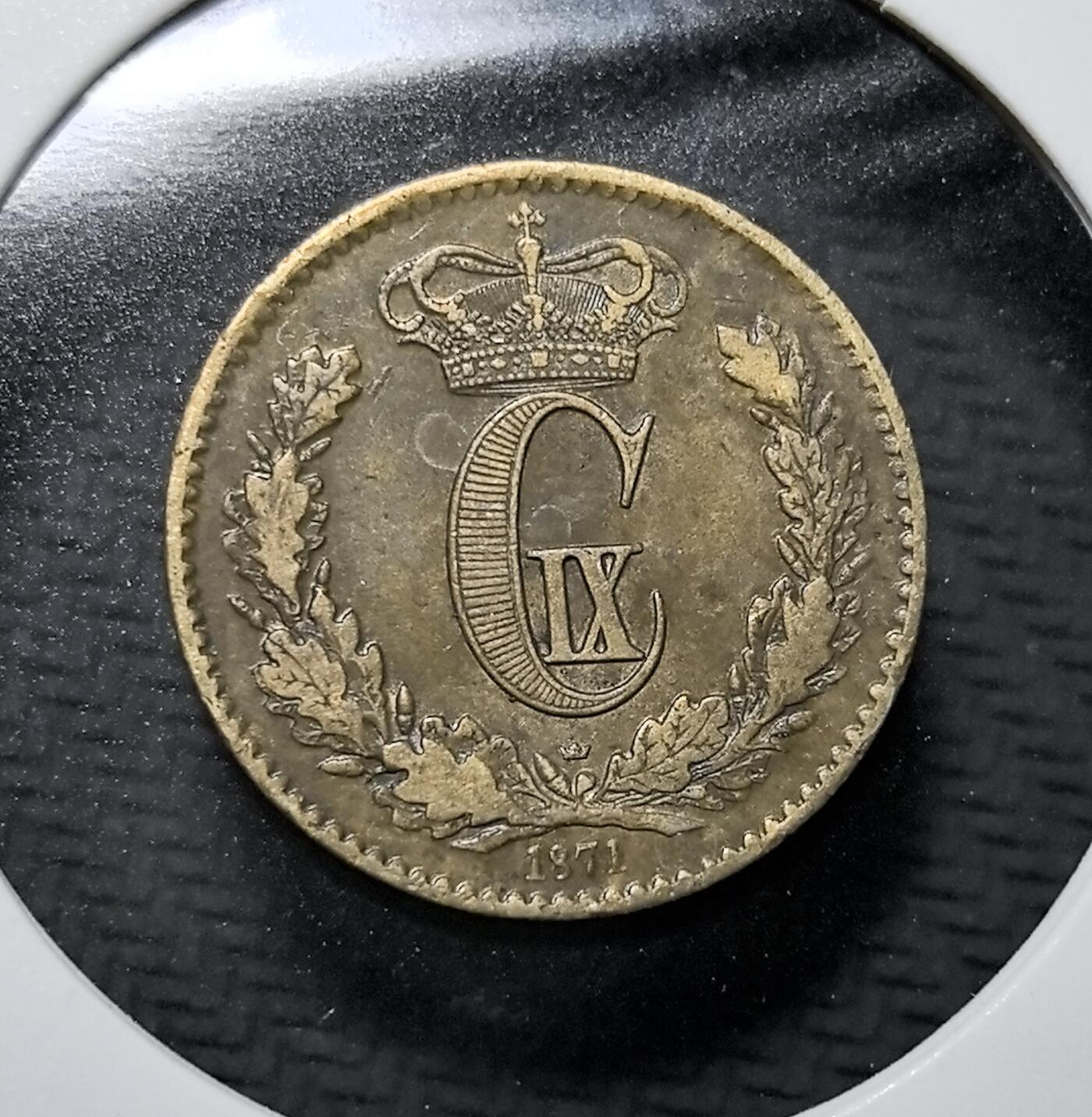 外国优质老铜币纪念币银币专场，周六晚上九点倒数截拍，满百包邮，周日发货,可寄存半年，喜欢朋友微信扫描二维码可直接参拍 丹麦国王1871 年1 斯基令。它属于克里斯蒂安九世统治时期，是丹麦旧货币体系中的标准小额流通币，纹饰简洁，反映了当时丹麦的货币制度与文化特征。