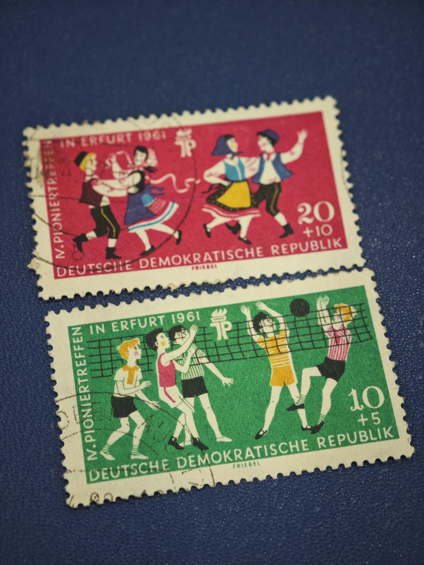 橙子收藏第八期(社会主义国家邮票专场) 东德1961年 第五届少先队代表大会附捐邮票简介     这两枚是德意志民主共和国（东德）于1961年发行的附捐邮票，主题为在爱尔福特（Erfurt）举办的第五届少先队代表大会（V. Pioniertreffen），附捐金额用于支持东德少先队的活动经费。