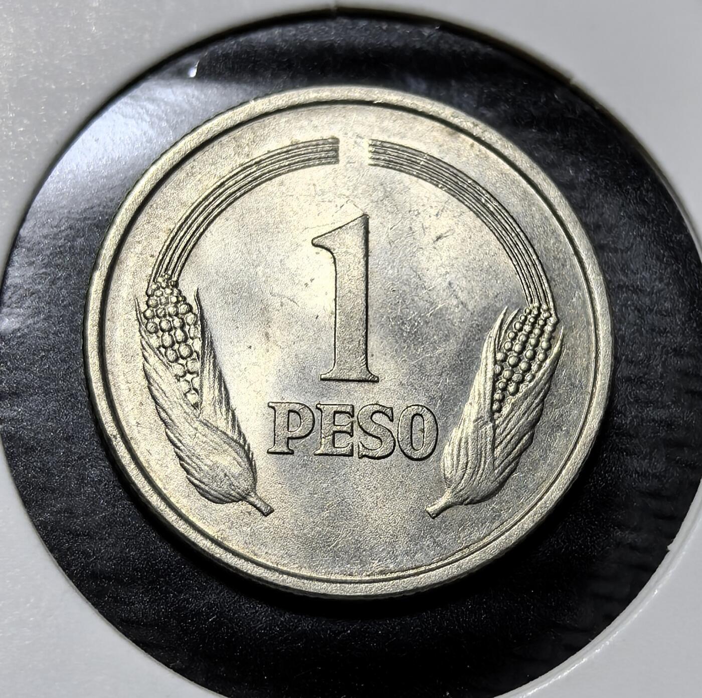 外国优质老铜币纪念币银币专场，周六晚上九点倒数截拍，满百包邮，周日发货,可寄存半年，喜欢朋友微信扫描二维码可直接参拍 哥伦比亚 1974 年1 比索，正面为南美解放者玻利瓦尔像，背面以玉米、小麦彰显农业，是哥伦比亚现代流通币，承载拉美独立精神与本土经济文化。