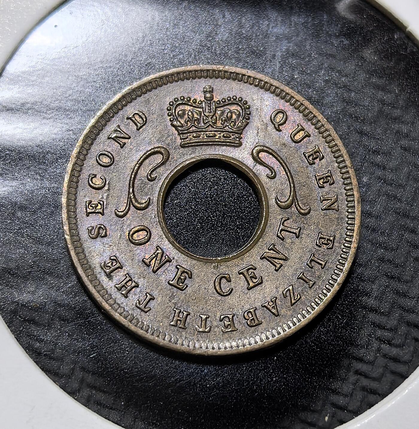 外国优质老铜币纪念币银币专场，周六晚上九点倒数截拍，满百包邮，周日发货,可寄存半年，喜欢朋友微信扫描二维码可直接参拍 英属东非1956年1 分铜币H版，正面为伊丽莎白二世女王像，背面是东非特色波纹设计，是英属东非殖民末期流通辅币，见证英国殖民统治终结与东非货币史。