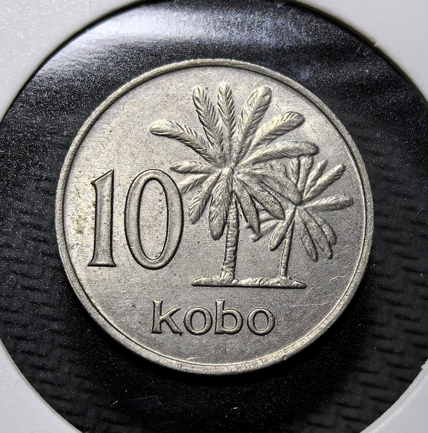 外国优质老铜币纪念币银币专场，周六晚上九点倒数截拍，满百包邮，周日发货,可寄存半年，喜欢朋友微信扫描二维码可直接参拍 尼日利亚 1973 年油棕树10 考包，正面为尼日利亚国徽，背面以油棕树彰显其农业经济特色，是尼日利亚独立后十进制货币体系的流通辅币，见证非洲国家货币自主进程。