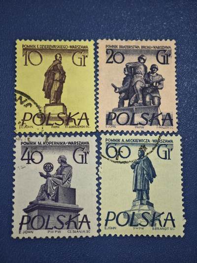 橙子收藏第八期(社会主义国家邮票专场) - 这四枚邮票以华沙的标志性雕像为主题，展现了波兰不同时期的历史人物与精神符号，发行于20世纪50-60年代，是波兰雕刻版邮票的经典之作。 