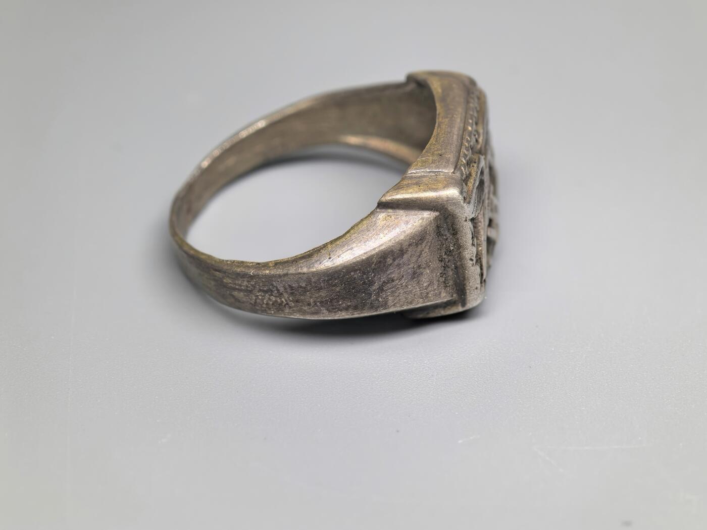 小驴勋章奖章收藏4月11日周六晚六点拍卖（珍爱和平，收藏战争，铭记历史，勿忘国耻，忠党爱国。有偿代拍，送拍规则在简介最后，参拍须阅读规则后再参拍，关系到运费包装发货时效真假辨别等关键信息，拍卖时不再发原图，看大图店主微信码在拍卖店铺介绍里） 使用原品开模 现代工艺品 秃鹫军团空军银戒指，内打银标，港码19码，图案为得三空军极早期第一版