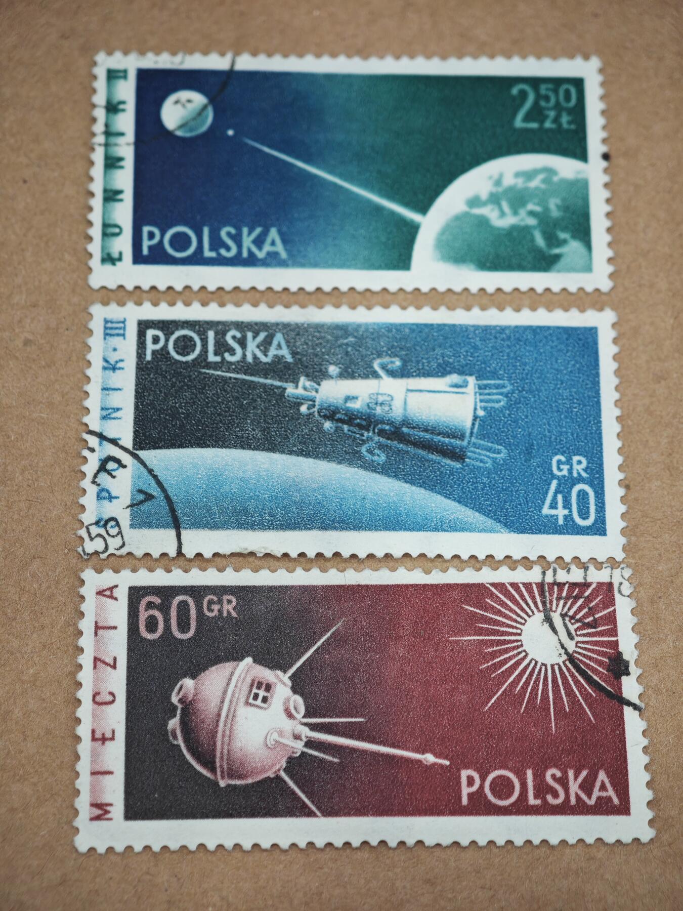 橙子收藏第八期(社会主义国家邮票专场) 一套波兰1959年发行的“苏联太空探索成就”纪念邮票，共3枚，是冷战时期华约阵营致敬苏联航天突破的经典邮品。1959年被称为苏联的“月球年”，“月球1号”“月球2号”“月球3号”接连完成飞掠、着陆与绕月任务，彻底打破了美国在太空探索中的优势。 