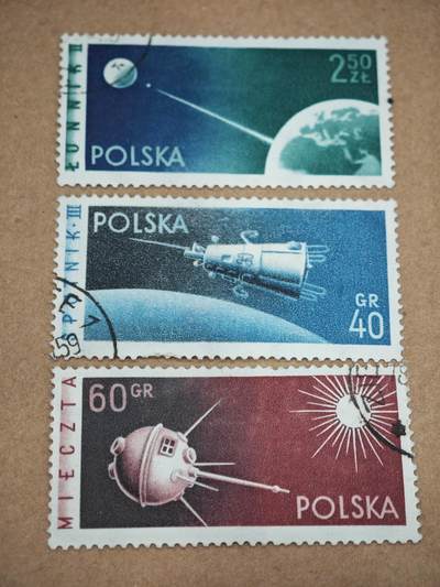 橙子收藏第八期(社会主义国家邮票专场) - 一套波兰1959年发行的“苏联太空探索成就”纪念邮票，共3枚，是冷战时期华约阵营致敬苏联航天突破的经典邮品。1959年被称为苏联的“月球年”，“月球1号”“月球2号”“月球3号”接连完成飞掠、着陆与绕月任务，彻底打破了美国在太空探索中的优势。 