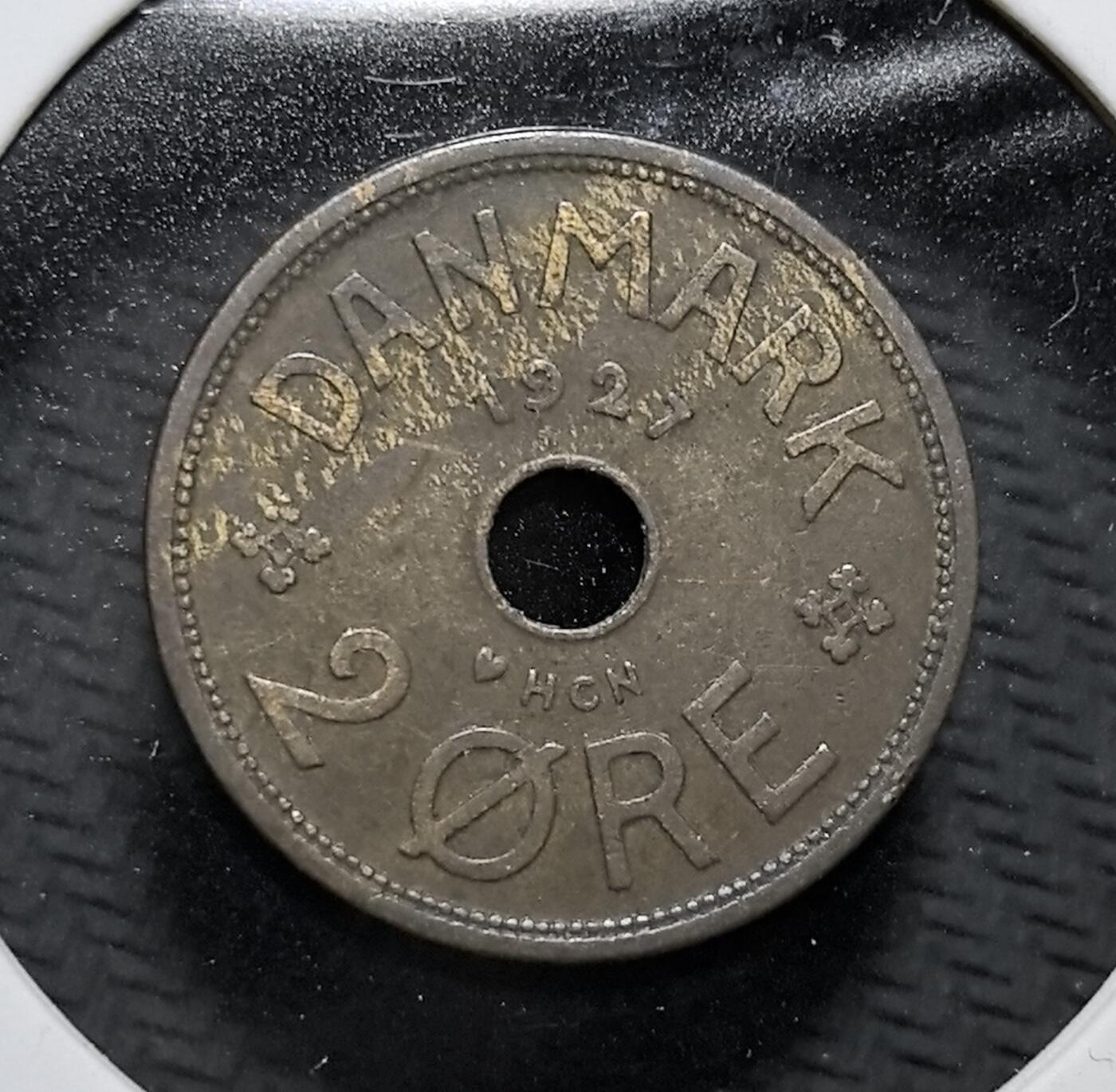 外国优质老铜币纪念币银币专场，周六晚上九点倒数截拍，满百包邮，周日发货,可寄存半年，喜欢朋友微信扫描二维码可直接参拍 丹麦国王克里斯蒂安十世1927 年 2 欧尔穿孔铜币。正面为国王花押，背面是面值与国名，是丹麦近代流通辅币，见证北欧货币体系与君主制历史。