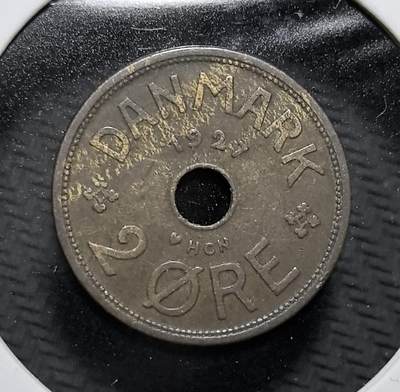 外国优质老铜币纪念币银币专场，周六晚上九点倒数截拍，满百包邮，周日发货,可寄存半年，喜欢朋友微信扫描二维码可直接参拍 - 丹麦国王克里斯蒂安十世1927 年 2 欧尔穿孔铜币。正面为国王花押，背面是面值与国名，是丹麦近代流通辅币，见证北欧货币体系与君主制历史。