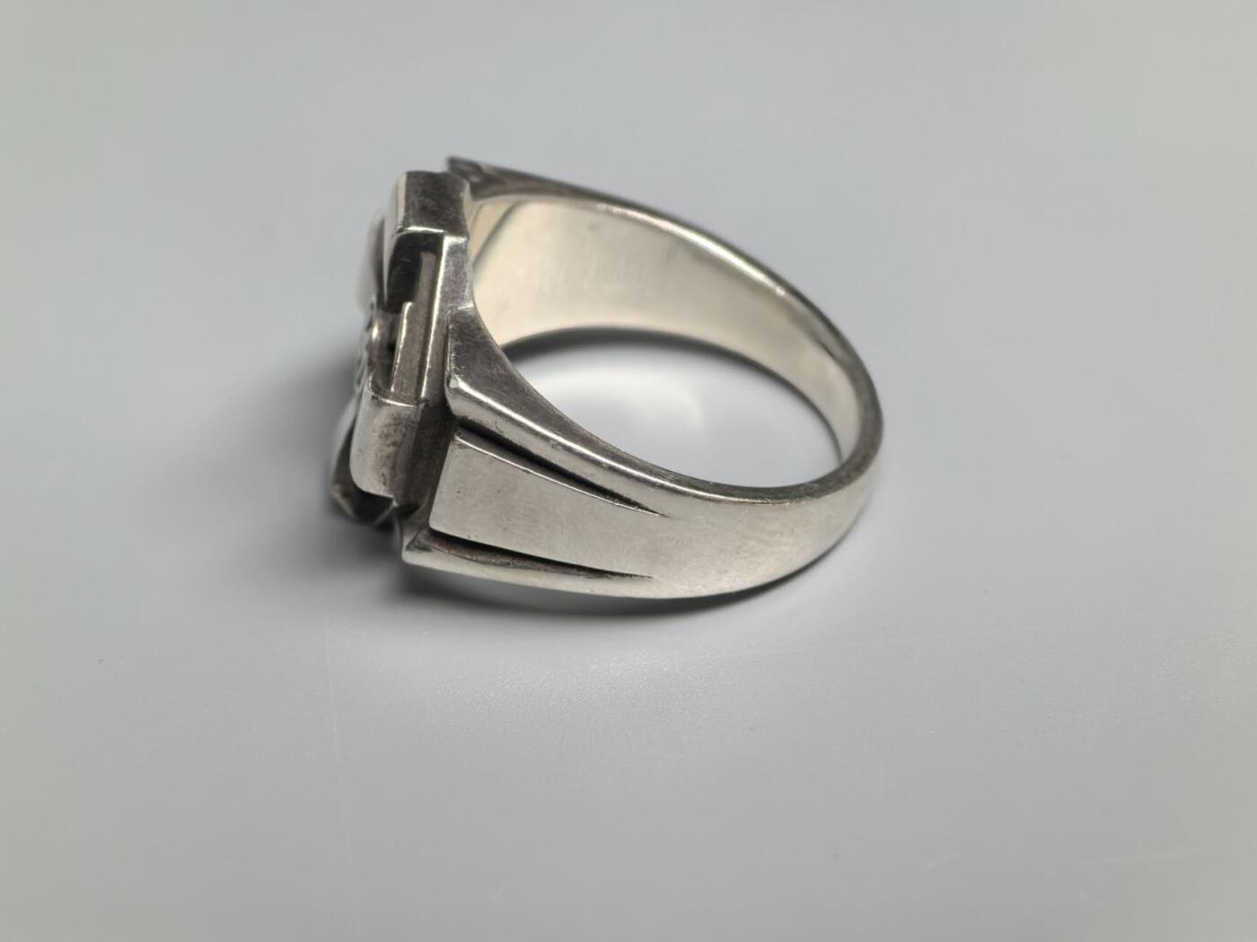 小驴勋章奖章收藏4月11日周六晚六点拍卖（珍爱和平，收藏战争，铭记历史，勿忘国耻，忠党爱国。有偿代拍，送拍规则在简介最后，参拍须阅读规则后再参拍，关系到运费包装发货时效真假辨别等关键信息，拍卖时不再发原图，看大图店主微信码在拍卖店铺介绍里） 现代工艺品 SS纪念戒指 银质 港码23号