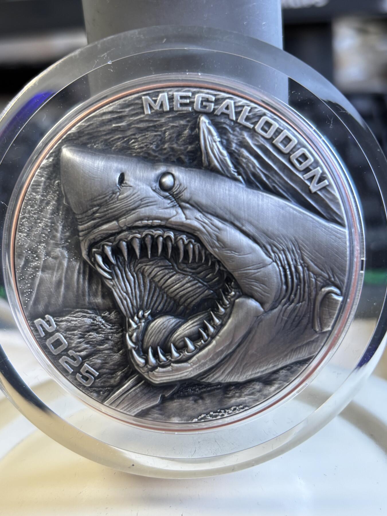 第197期拍卖 瓦努阿图2025年恐龙时代5巨齿鲨银铜双金属纪念币，999银+铜，10克+145克，发行1999枚