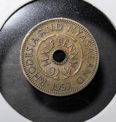 外国优质老铜币纪念币银币专场，周六晚上九点倒数截拍，满百包邮，周日发货,可寄存半年，喜欢朋友微信扫描二维码可直接参拍 - 罗得西亚与尼亚萨兰联邦1957 年半便士币，发行于伊丽莎白二世时期，正面为女王像，背面以象征非洲的双长颈鹿与皇冠为设计，是英属中非联邦的流通辅币，承载英国殖民非洲、联邦短暂存在与非洲独立前货币史。