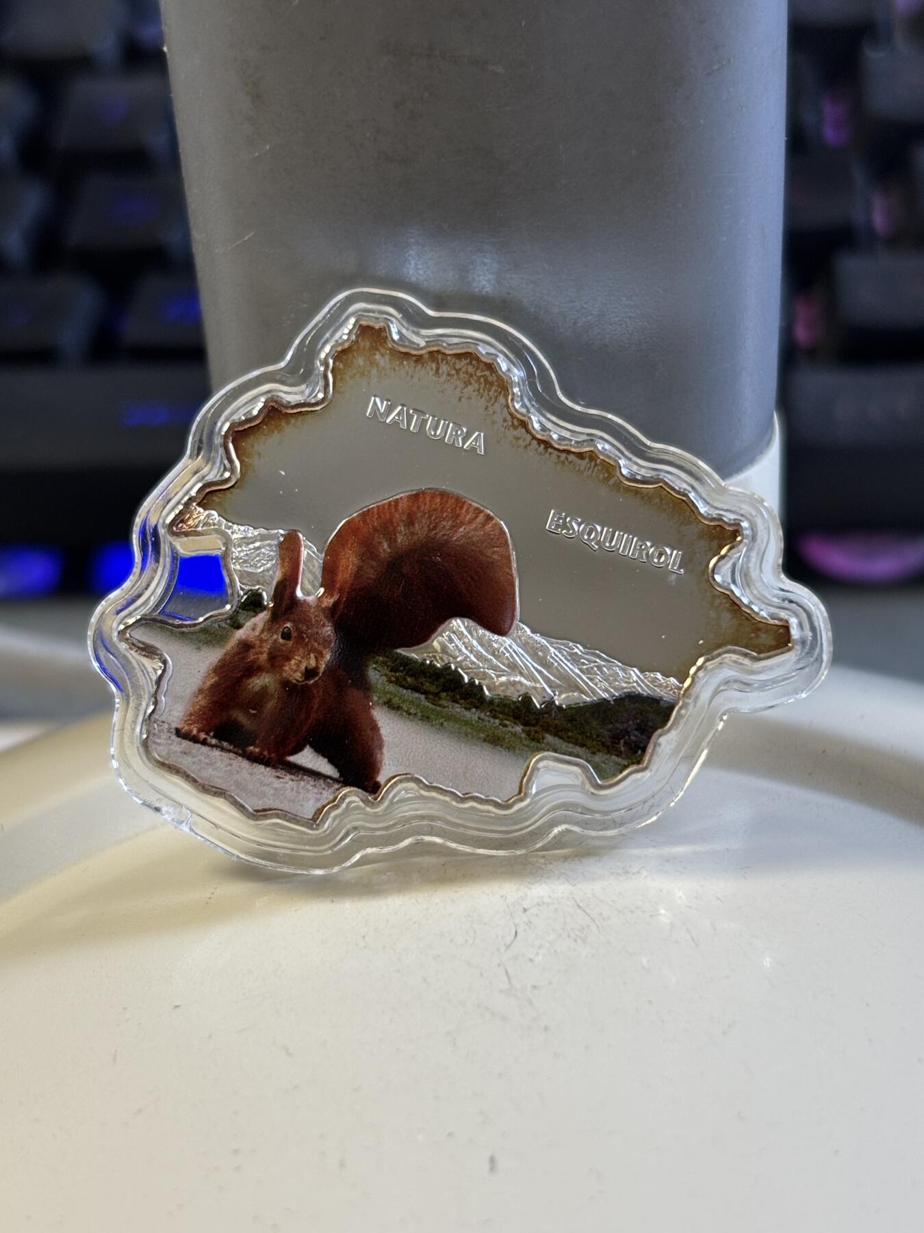 第197期拍卖 安道尔2013年自然宝藏系列红尾松鼠地图彩银币，1盎司999银，发行量3000枚，盒子脱皮，银价584