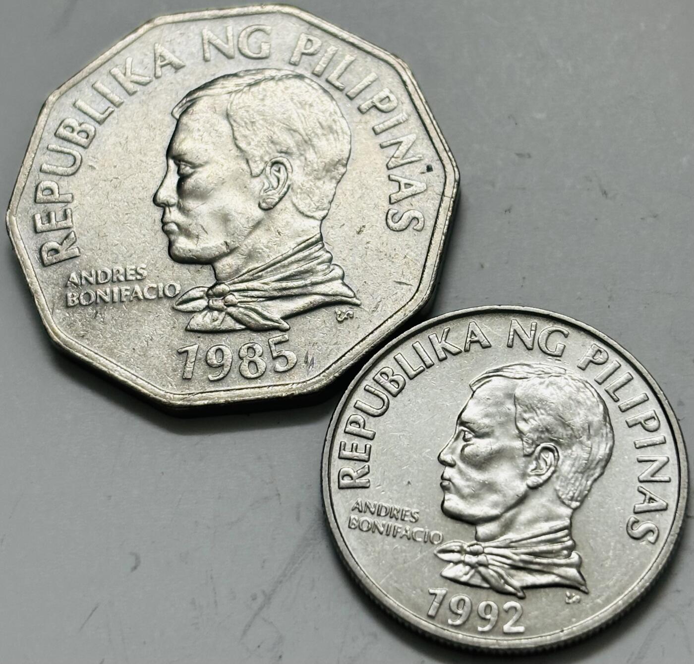 文馨钱币收藏第 299 场，长期接代拍业务 原光品相菲律宾 2 比索大小版 2 枚