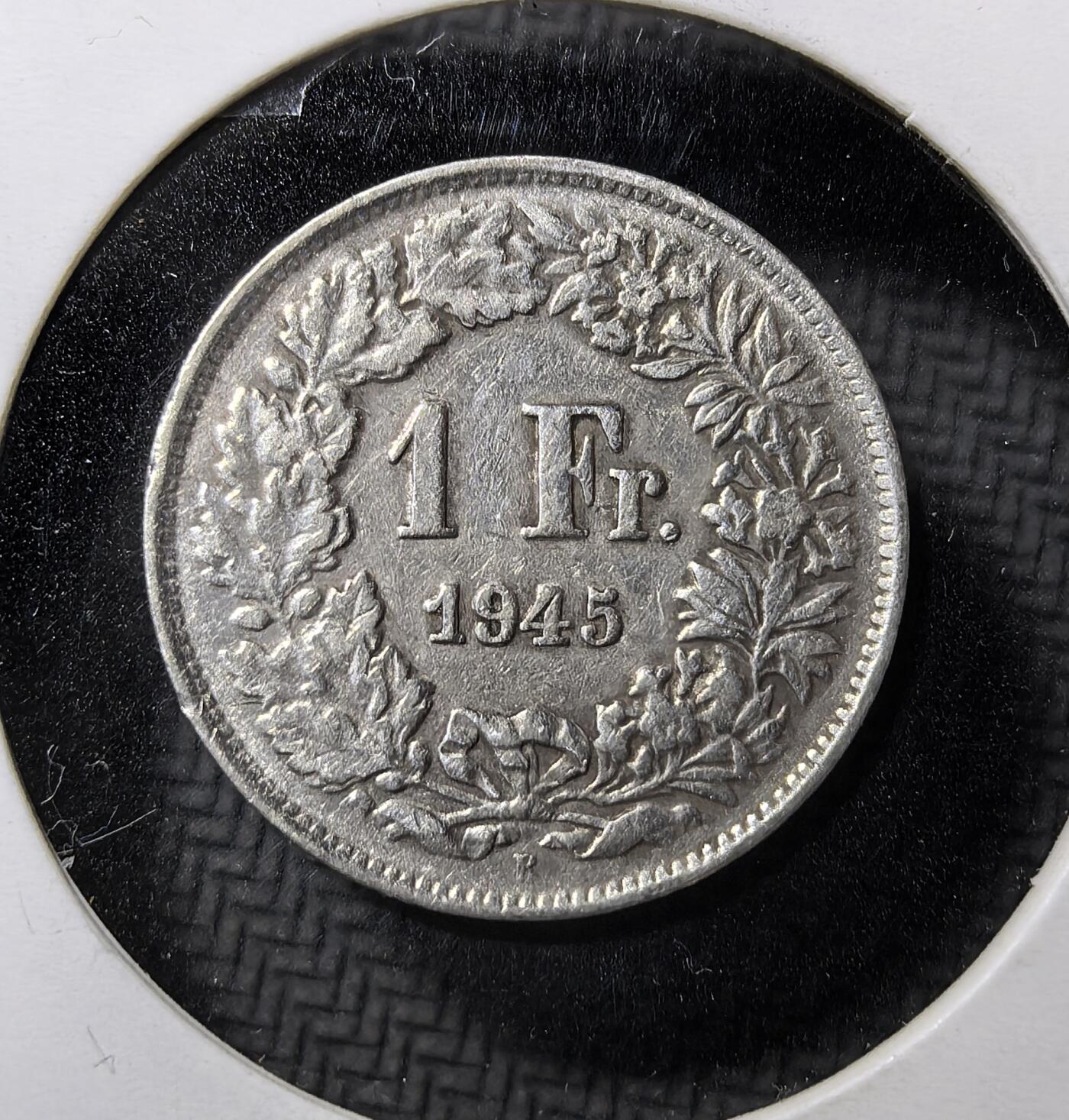 外国优质老铜币纪念币银币专场，周六晚上九点倒数截拍，满百包邮，周日发货,可寄存半年，喜欢朋友微信扫描二维码可直接参拍 瑞士1945 年 1 法郎银币，正面为象征瑞士的海尔维蒂亚女神，背面以花环环绕面值，由伯尔尼造币厂铸造，发行于二战结束当年，是瑞士经典流通银币，承载瑞士中立国历史与欧洲战后货币体系。