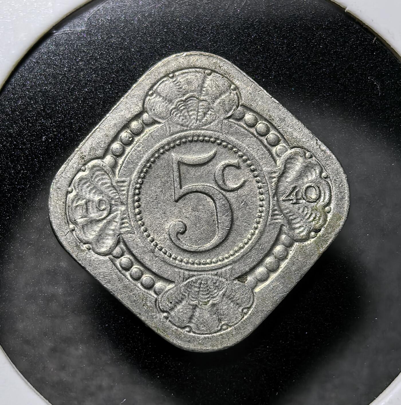 外国优质老铜币纪念币银币专场，周六晚上九点倒数截拍，满百包邮，周日发货,可寄存半年，喜欢朋友微信扫描二维码可直接参拍 荷兰1940年5分方形币，是荷兰王国经典异形流通辅币，正面为象征荷兰的郁金香枝，背面以皇冠纹饰环绕面值，发行于二战爆发元年，承载荷兰女王威廉明娜统治与战时货币历史。