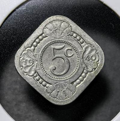外国优质老铜币纪念币银币专场，周六晚上九点倒数截拍，满百包邮，周日发货,可寄存半年，喜欢朋友微信扫描二维码可直接参拍 - 荷兰1940年5分方形币，是荷兰王国经典异形流通辅币，正面为象征荷兰的郁金香枝，背面以皇冠纹饰环绕面值，发行于二战爆发元年，承载荷兰女王威廉明娜统治与战时货币历史。