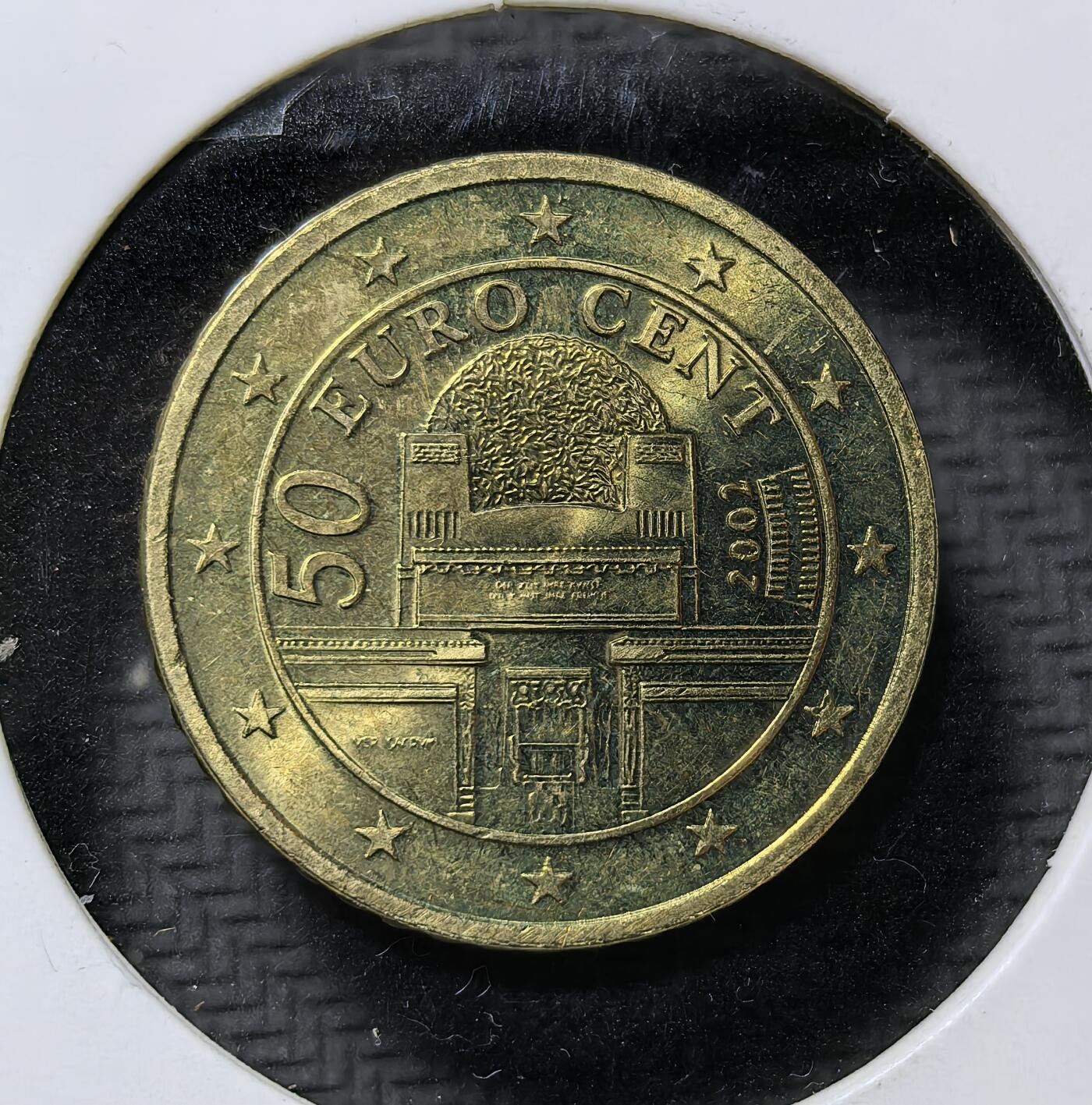 外国优质老铜币纪念币银币专场，周六晚上九点倒数截拍，满百包邮，周日发货,可寄存半年，喜欢朋友微信扫描二维码可直接参拍 原光奥地利维也纳分离派大楼50 欧分，采用分离派建筑风格，展现奥地利独特的艺术文化；2001 年为欧元预备期，2002 年正式流通，此币是欧元从构想走向现实的关键见证，也是奥地利现代钱币文化的代表。