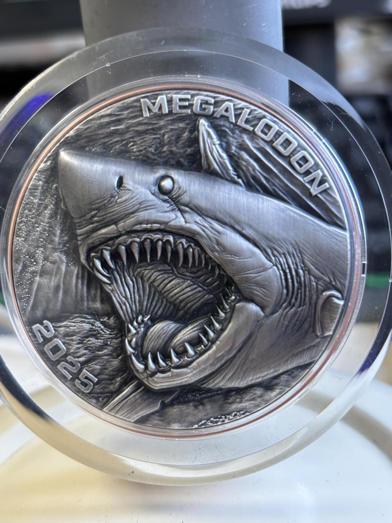 第197期拍卖 瓦努阿图2025年恐龙时代5巨齿鲨银铜双金属纪念币，999银+铜，10克+145克，发行1999枚
