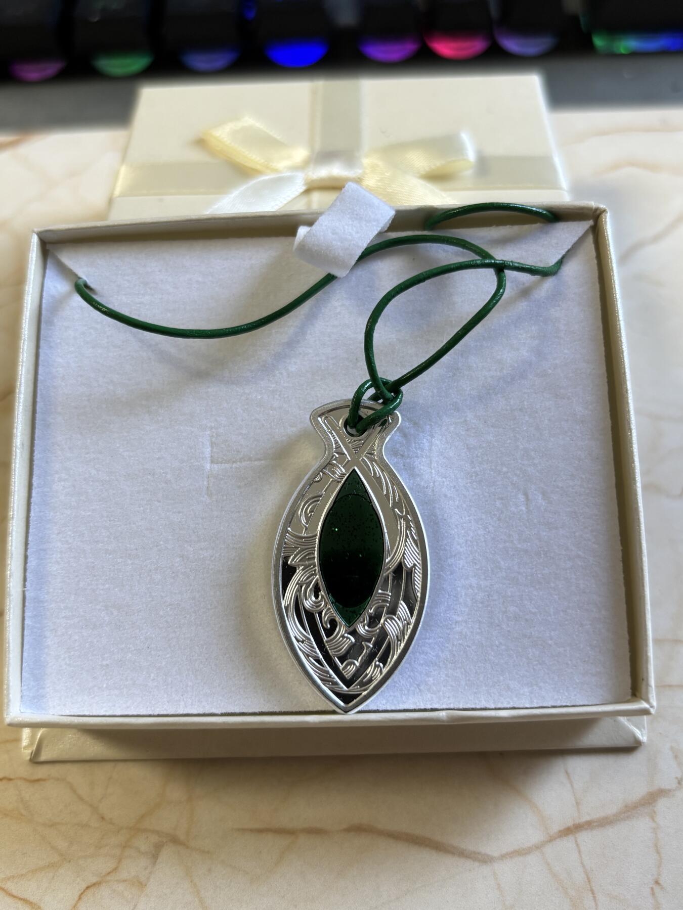 第197期拍卖 纽埃2022年鱼形吊坠镶嵌荧光石异形纪念银币，16.2克，发行量500枚