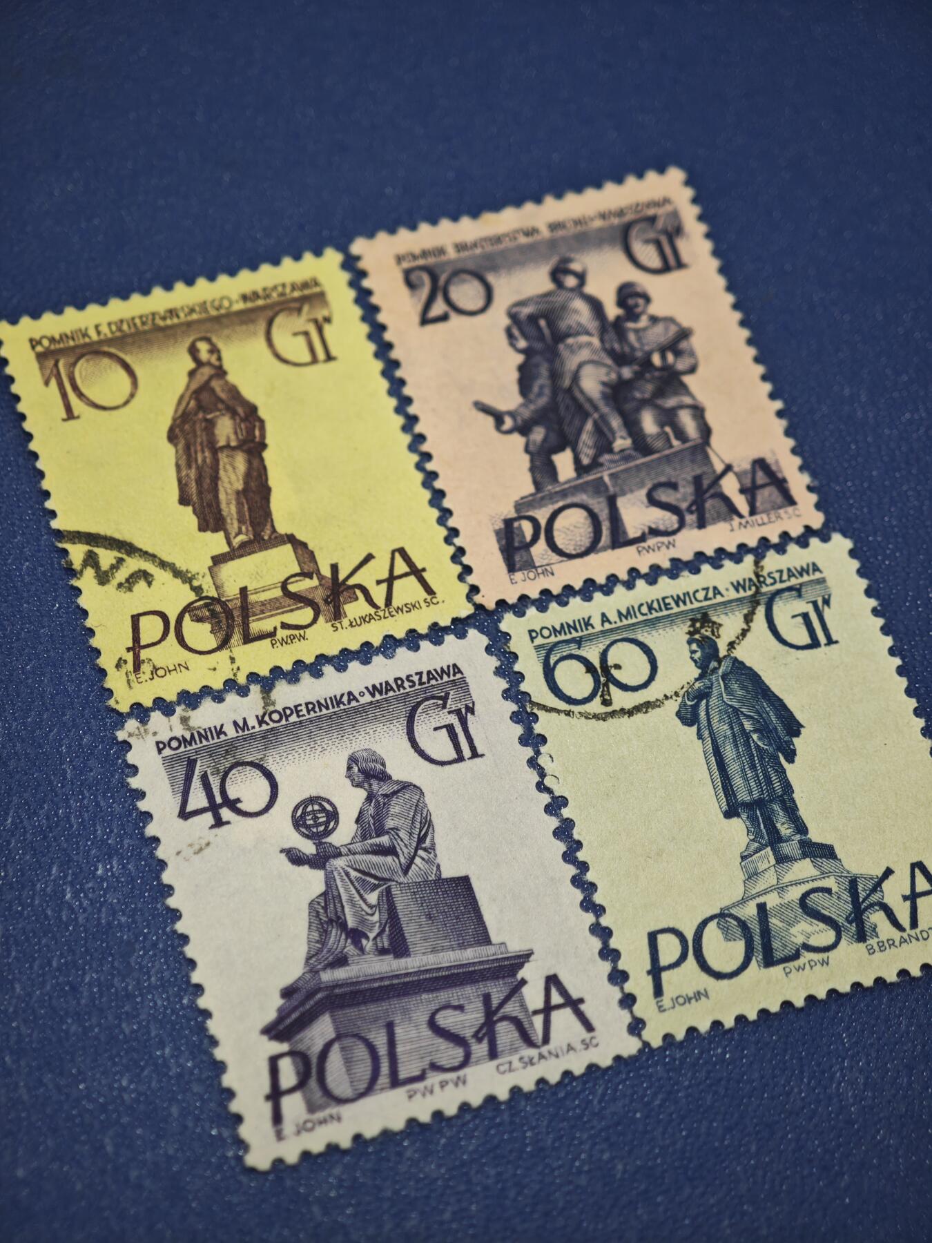 橙子收藏第八期(社会主义国家邮票专场) 这四枚邮票以华沙的标志性雕像为主题，展现了波兰不同时期的历史人物与精神符号，发行于20世纪50-60年代，是波兰雕刻版邮票的经典之作。 