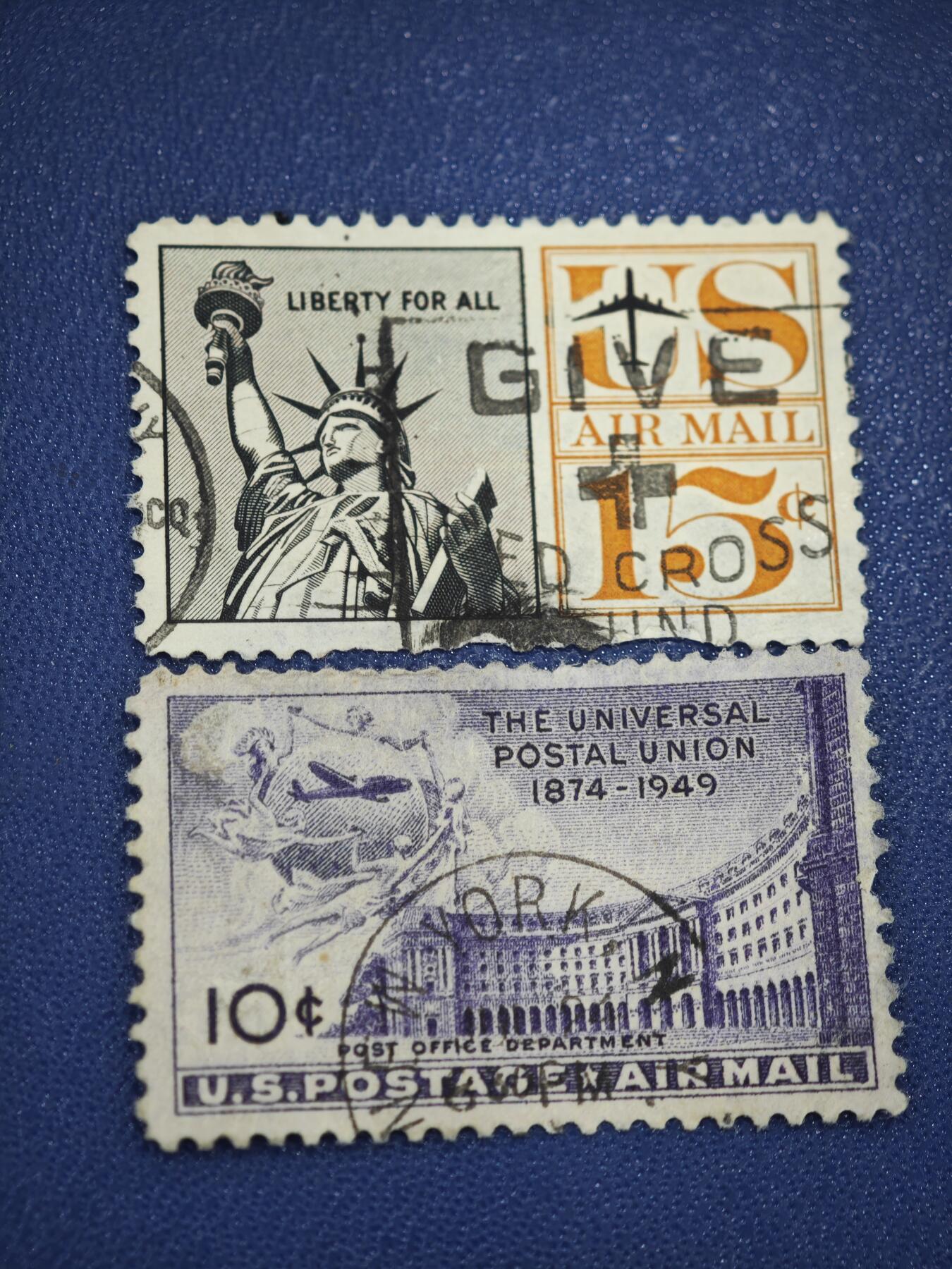 橙子收藏第八期(社会主义国家邮票专场) 1949年万国邮政联盟75周年10美分航空邮票和1959年自由女神像15美分航空邮票。作为美国邮政史的实物遗存，它们不仅是邮资凭证，更是冷战时期美国文化符号与国际邮政合作历史的缩影，具有一定的收藏与历史研究价值。