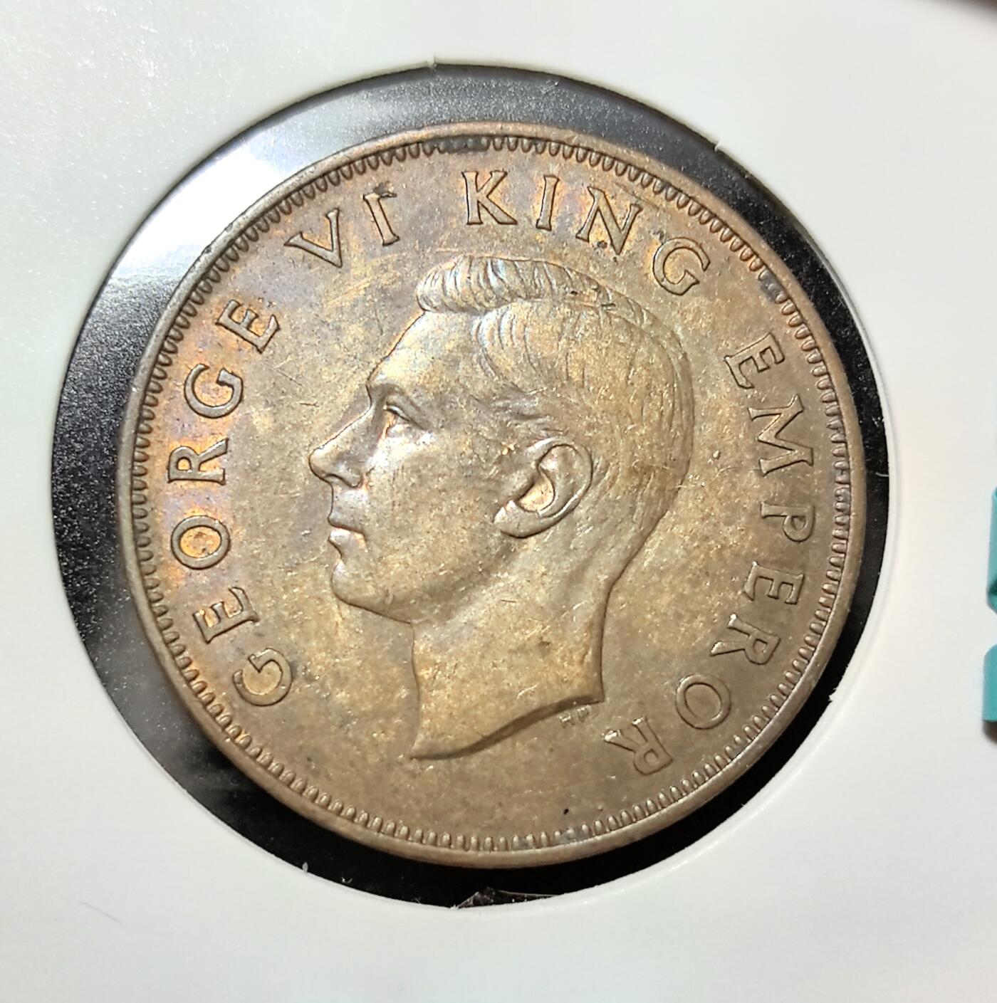 外国优质老铜币纪念币银币专场，周六晚上九点倒数截拍，满百包邮，周日发货,可寄存半年，喜欢朋友微信扫描二维码可直接参拍 新西兰1943 年1 便士铜币发行于乔治六世统治时期，正值二战关键阶段。币背的蜜雀是新西兰特有物种，彰显国家文化认同。该币统一了英联邦战时货币标准，见证了新西兰在二战期间的物资支援与本土经济稳定，是战后新西兰迈向独立货币体系的重要见证物。