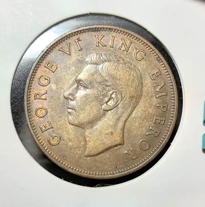 外国优质老铜币纪念币银币专场，周六晚上九点倒数截拍，满百包邮，周日发货,可寄存半年，喜欢朋友微信扫描二维码可直接参拍 - 新西兰1943 年1 便士铜币发行于乔治六世统治时期，正值二战关键阶段。币背的蜜雀是新西兰特有物种，彰显国家文化认同。该币统一了英联邦战时货币标准，见证了新西兰在二战期间的物资支援与本土经济稳定，是战后新西兰迈向独立货币体系的重要见证物。