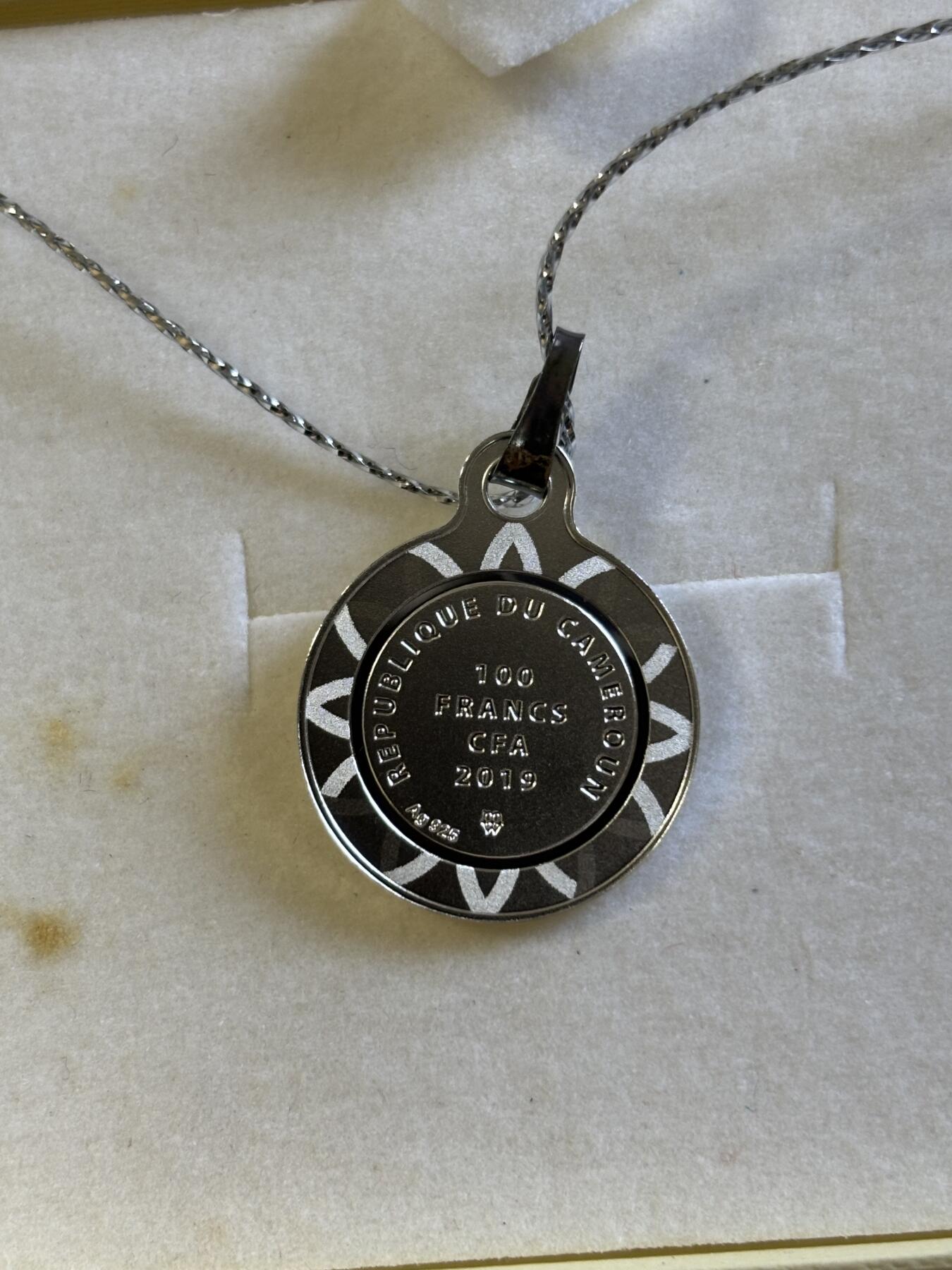 第197期拍卖 喀麦隆2019年四叶草镶嵌水晶纪念银币吊坠，925银，2.2克，发行500枚